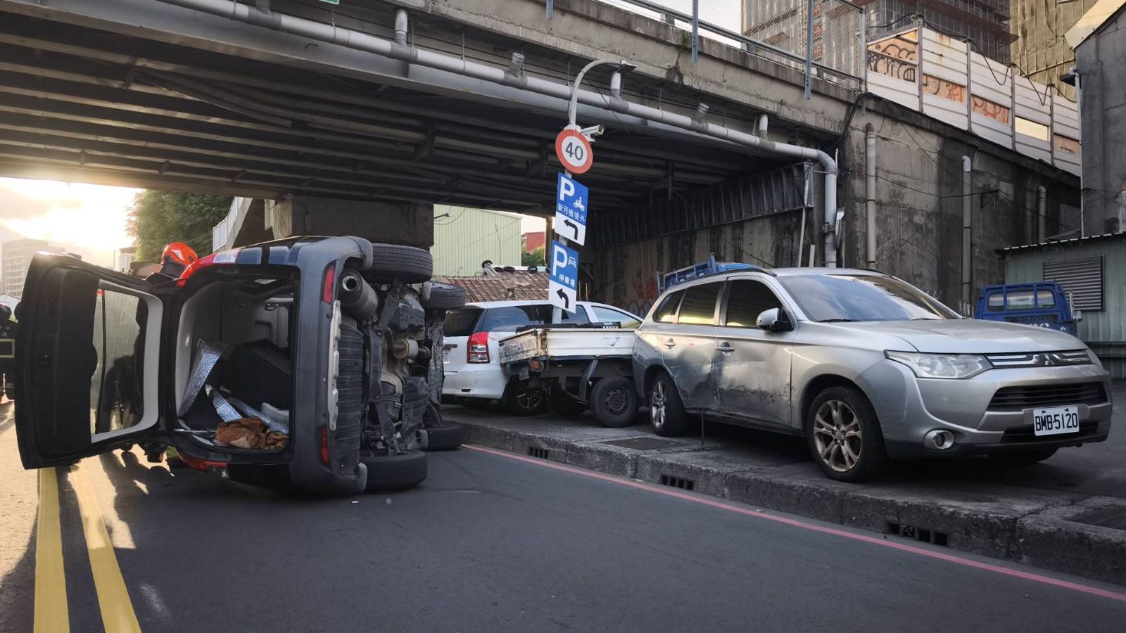 新莊小客車行駛時「出事了」　後方車流「美叮美噹」