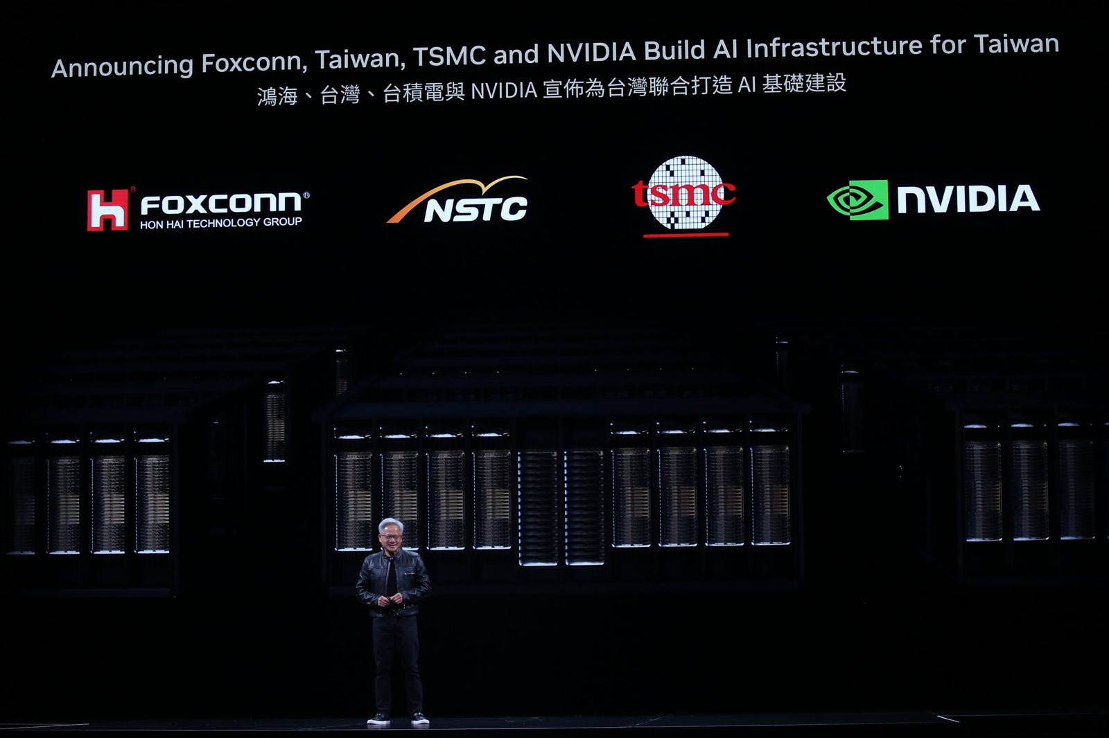 黃仁勳也宣布與台積電、鴻海富士康、台灣政府將建造第一台巨型人工智慧超級計算機。董孟航攝