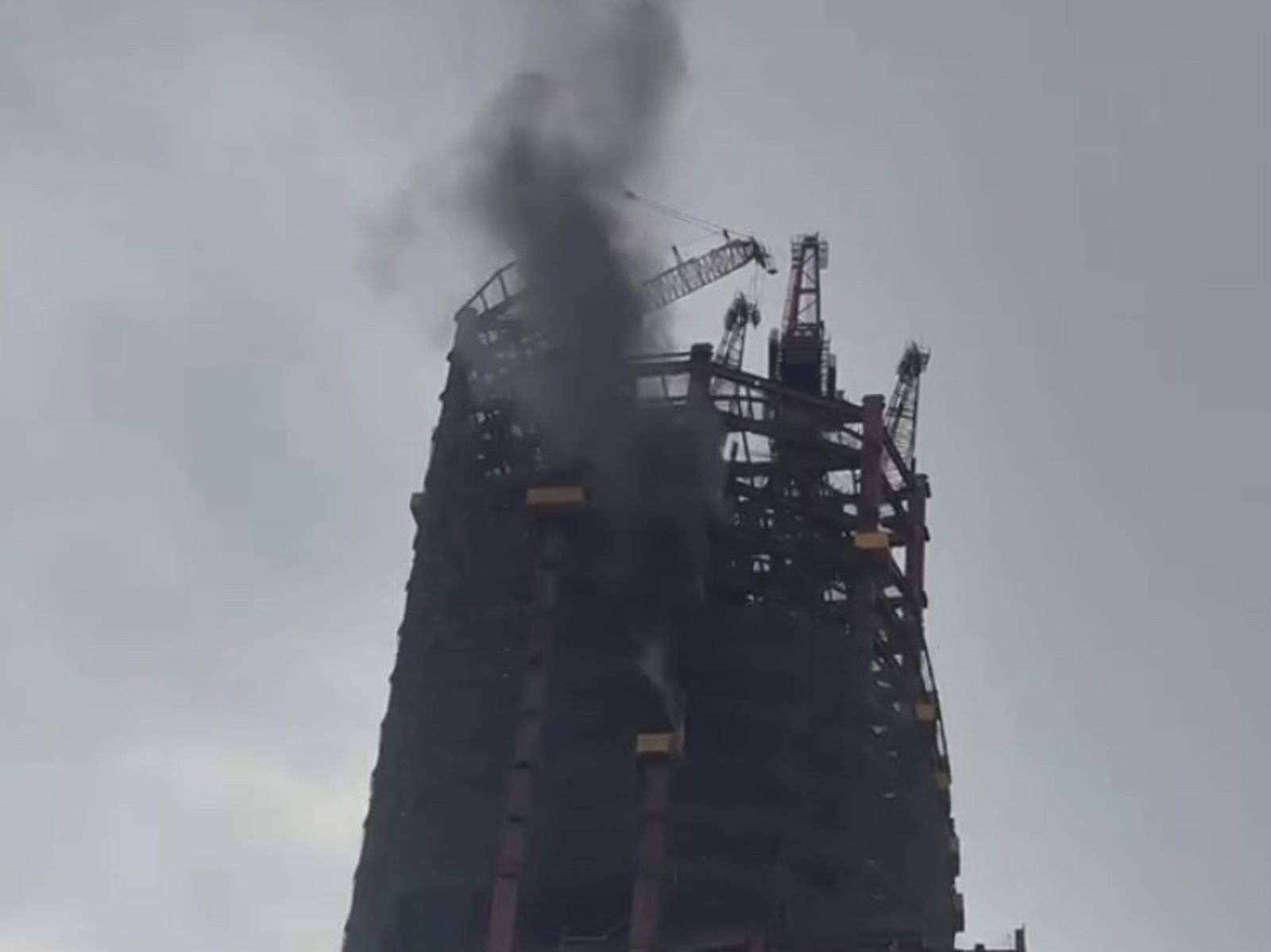 快訊／台北雙星工地突竄黑煙！疑施工平台線圈燃燒
