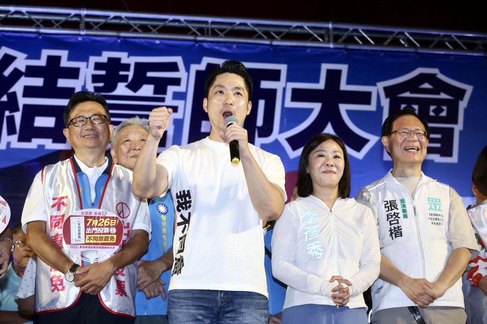 蔣萬安(中),以及民眾黨立委張啓楷(右1)都現身力挺李彥秀。(圖/董孟航攝)
