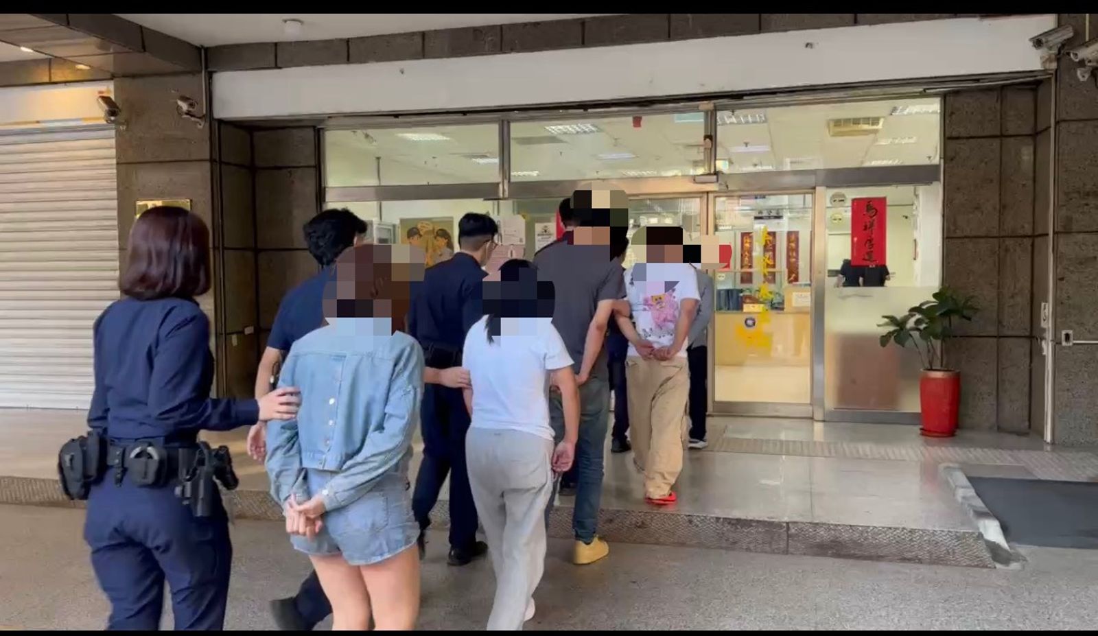 車上5人全遭送辦。翻攝畫面