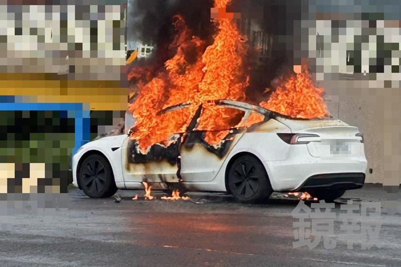 特斯拉停竹北路邊突燒成火球！　40歲男困車內命喪火窟