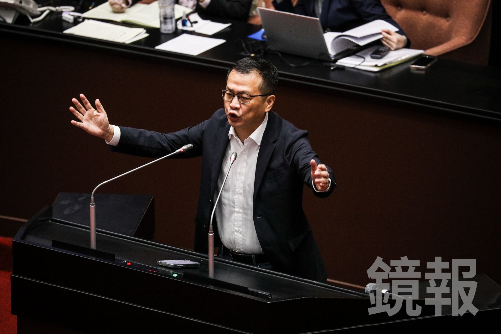 卓榮泰稱《財劃法》修法沒有執行壓力　藍黨團酸「登基當皇帝」：就是標準獨裁政府