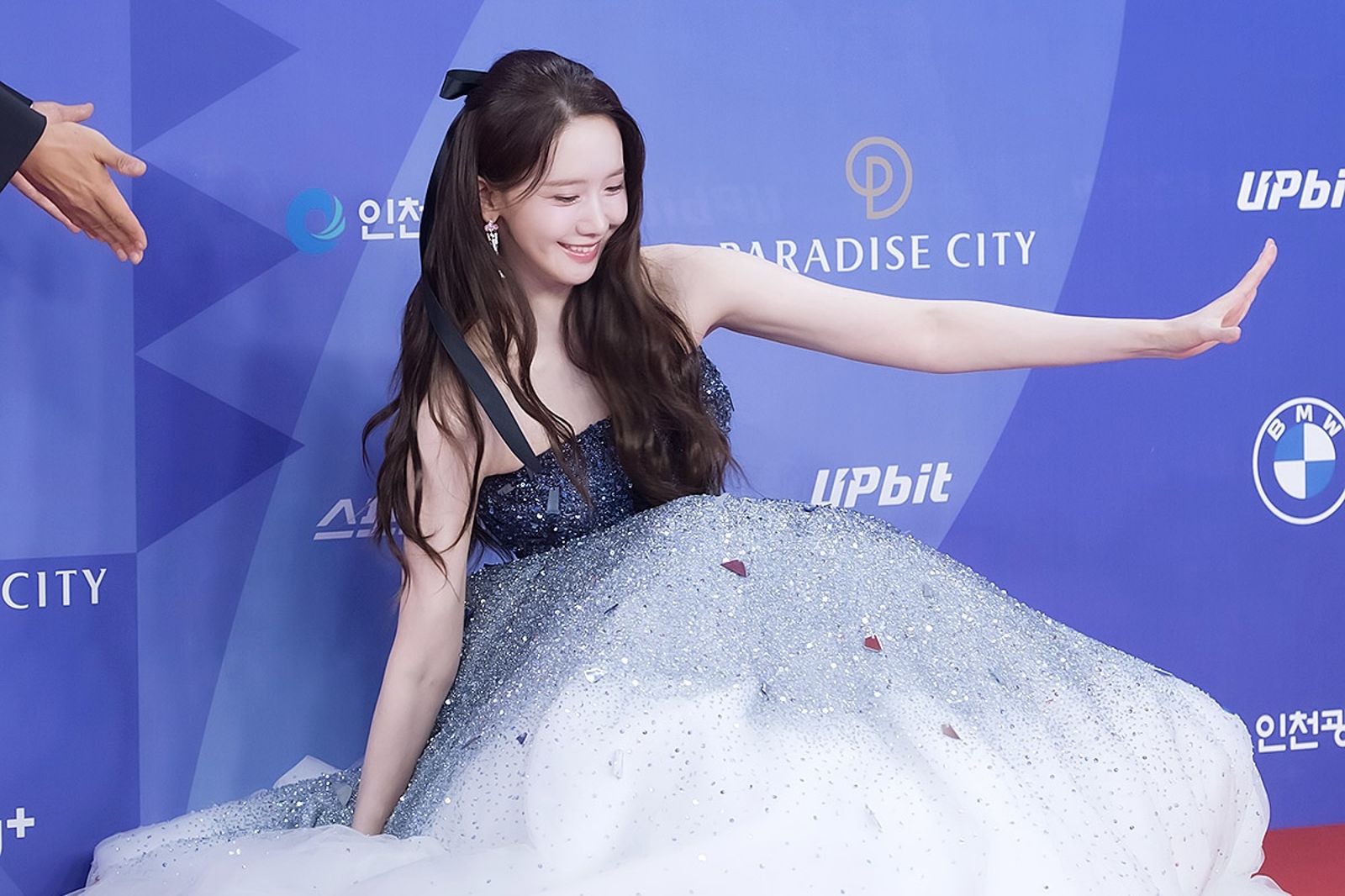 青龍系列大獎／潤娥仙氣降臨當主持人　不慎踩空嚇壞搭檔全炫茂