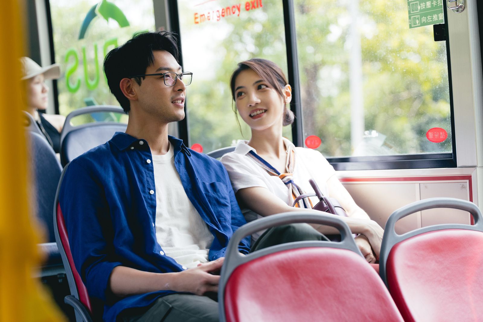 連晨翔與林映彤為蕭煌奇新歌MV跨刀擔綱男女主角。華納音樂提供