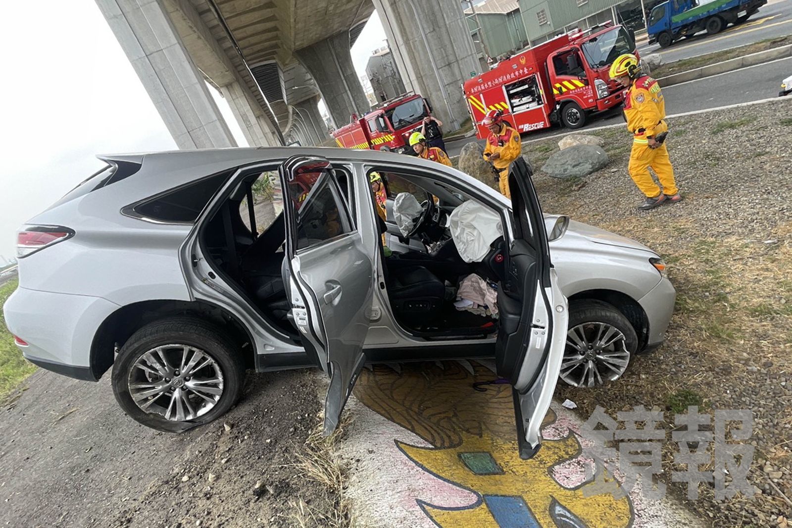 莊男失控衝落分隔島，安全氣囊爆開，肇因待查。民眾提供