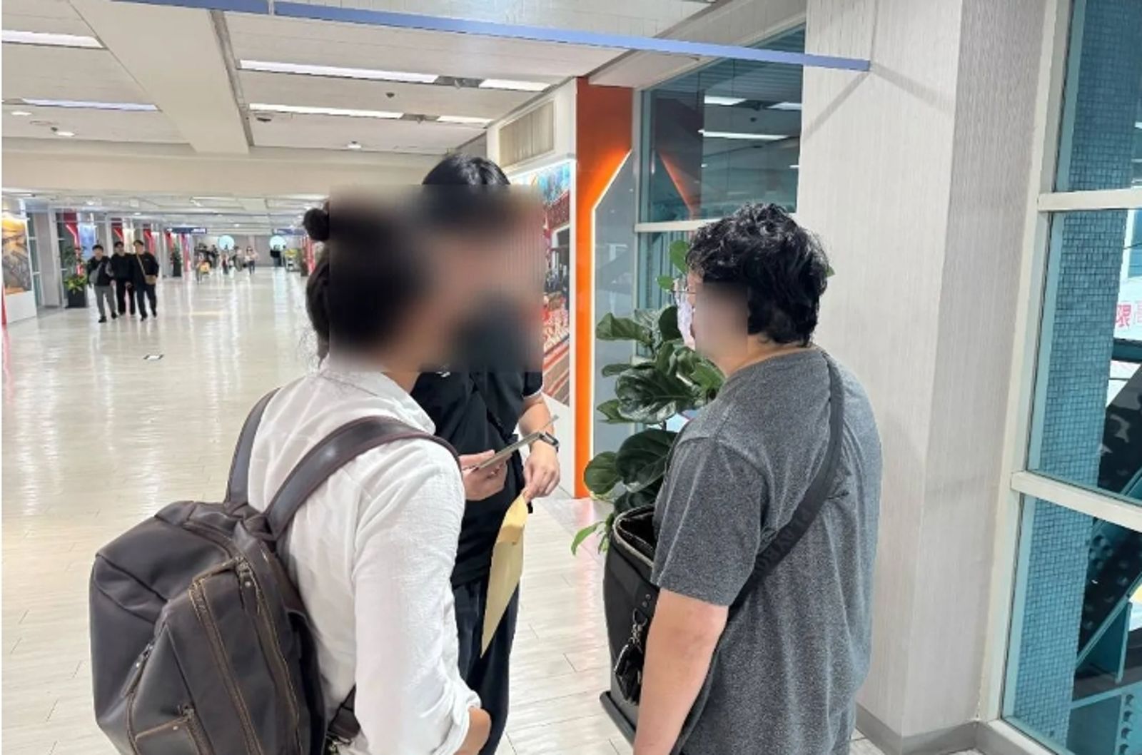 檢警24日深夜在小港機場拘提井雲蓉的李姓丈夫(右)。圖/讀者提供