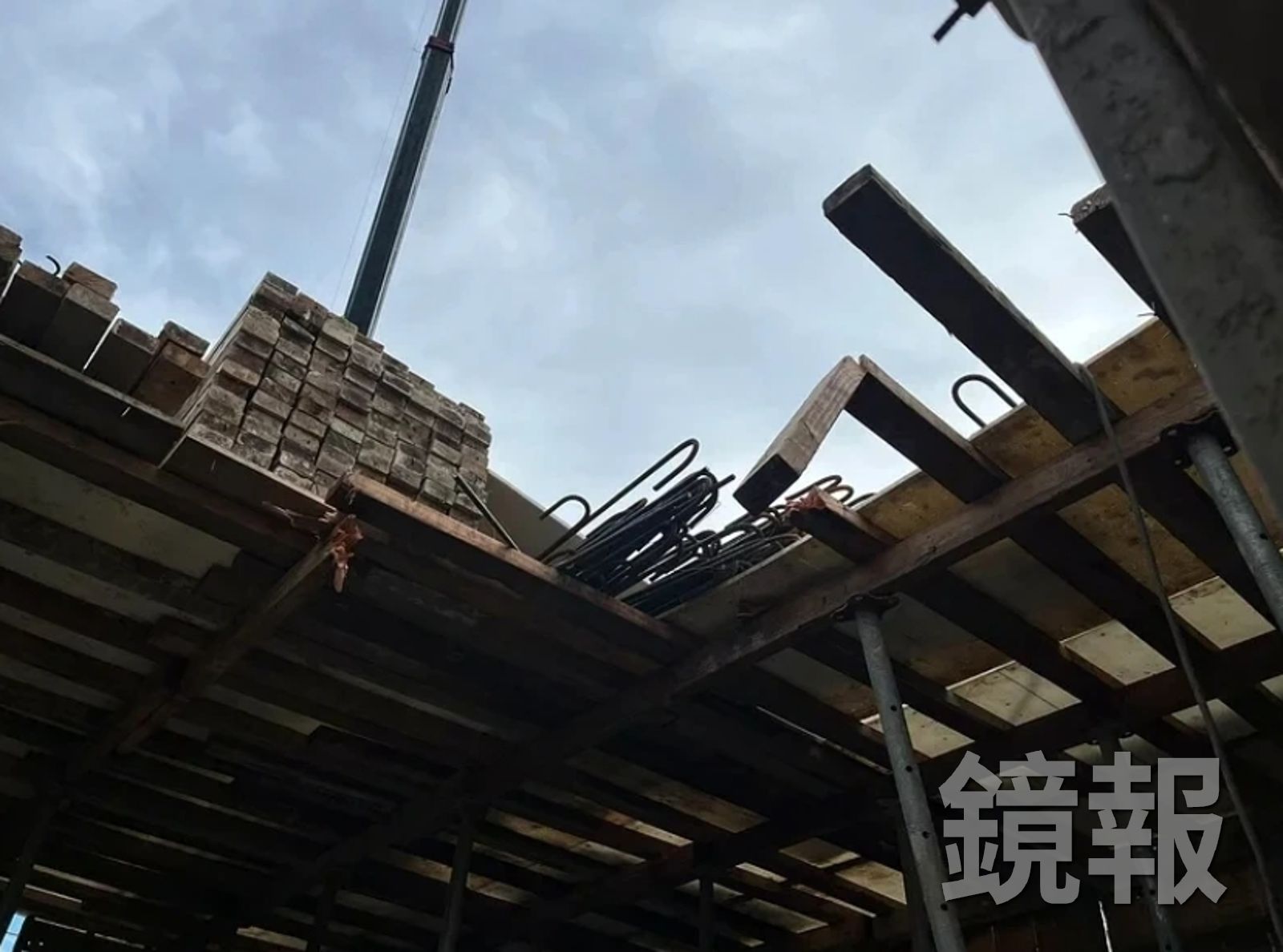30歲陳姓起重機副手遭板材重壓,當場死亡。翻攝畫面