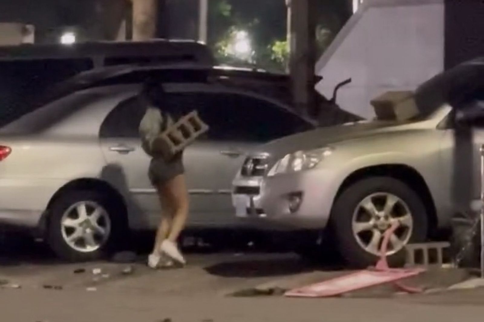 長髮短褲妹爛醉「空心磚」砸車被捕 意外曝光毒品通緝身分