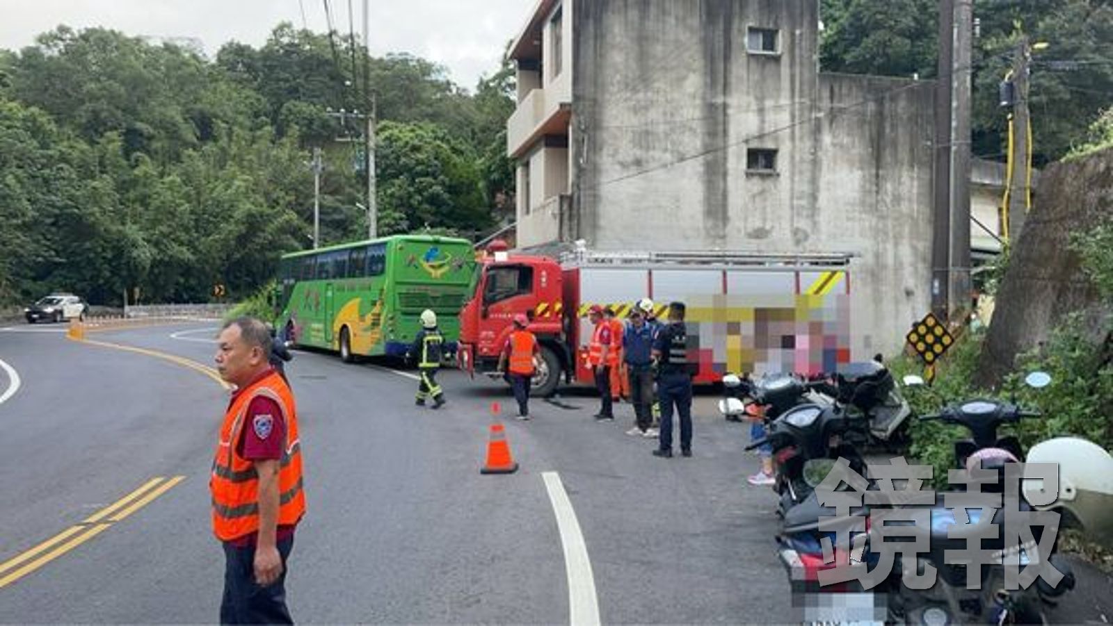新竹縣一輛通勤遊覽車失控衝撞路邊民宅，造成3人受傷送醫。圖／翻攝fb王辰翔
