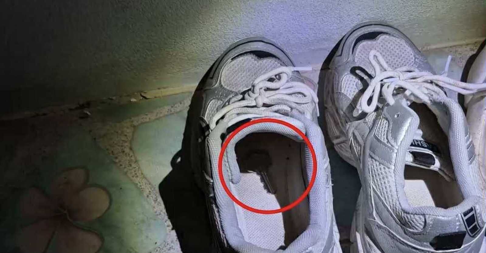 藏備用鑰匙的原本是右邊的鞋子，但女子返家時鑰匙卻被換到左腳的鞋子。圖／FB@เหยี่ยวข่าว ตะวันออก