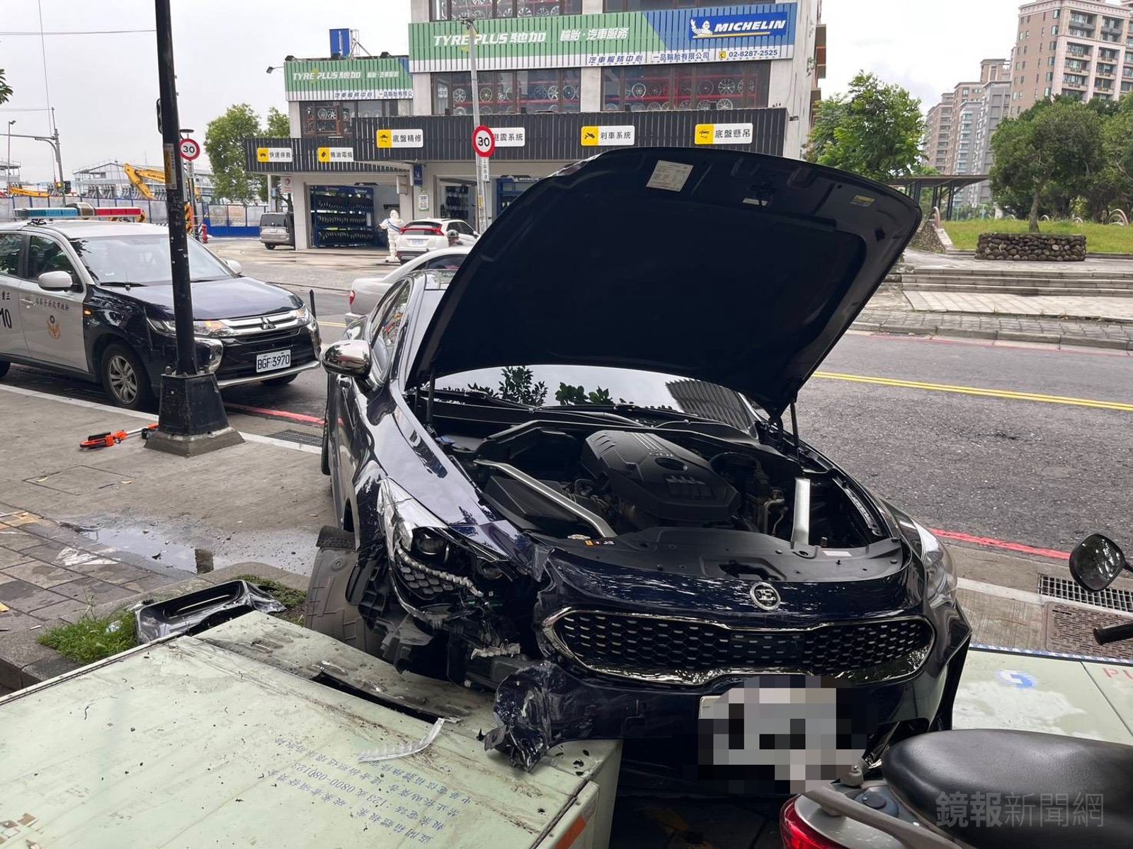 開車撿東西撞電箱　韓系百萬名車撞爛車頭