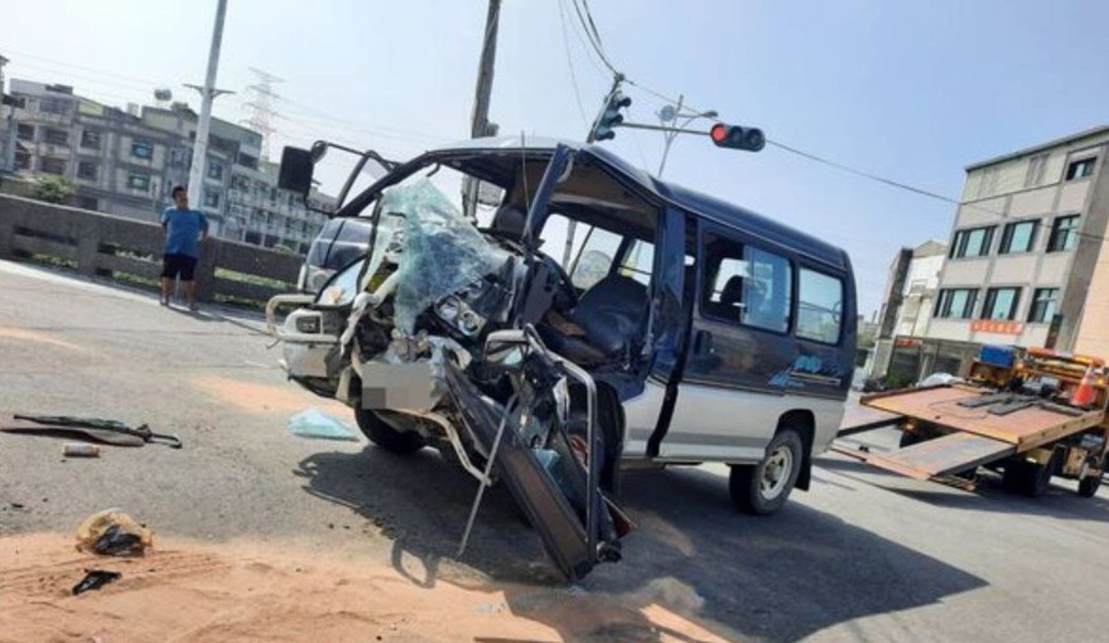 廂型車車頭幾乎全毀。讀者提供
