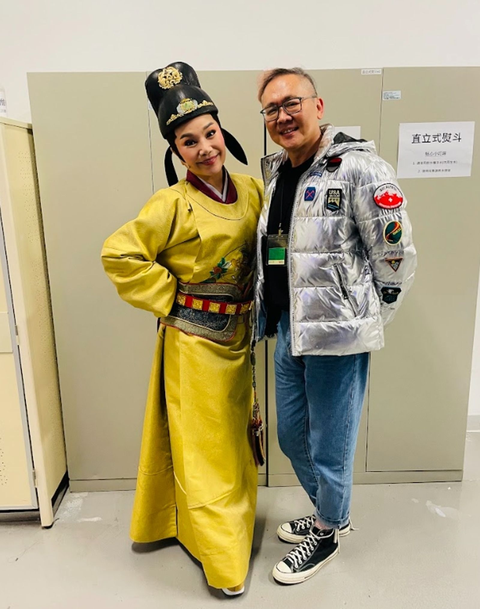唐美雲(左)與Sammy老師合照。唐美雲歌仔戲團提供