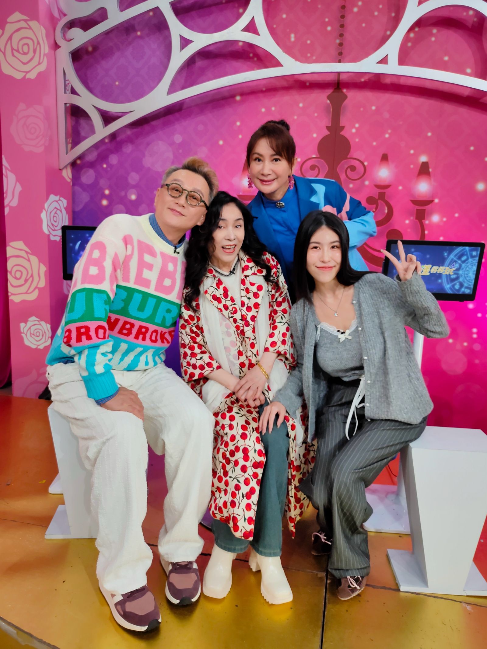 李亞萍(中)和柔柔(右一)錄製節目。鴻凱娛樂提供