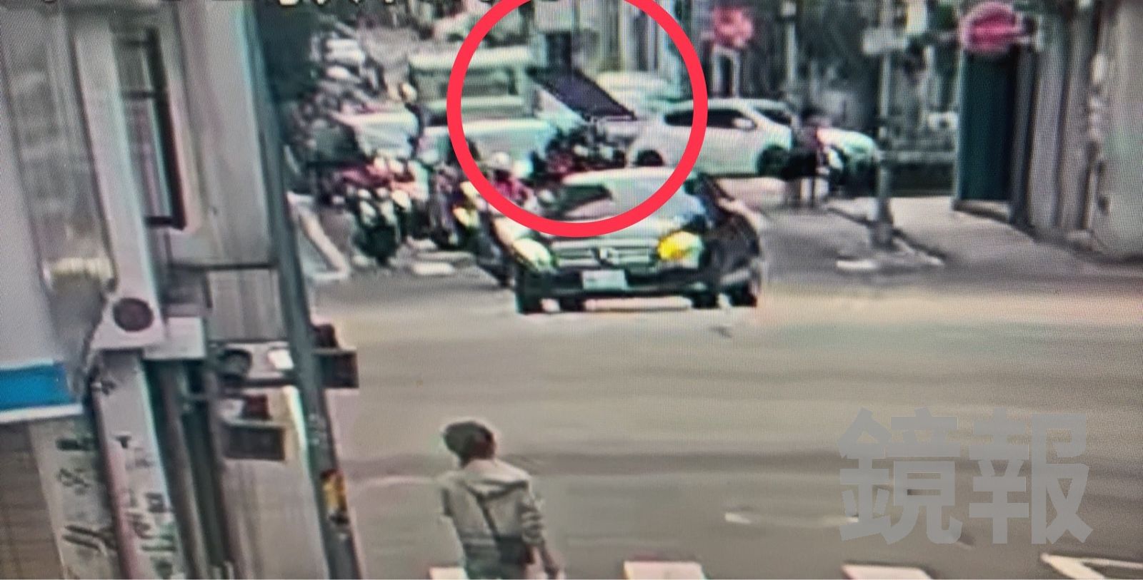 鳳凰颱風將襲台　北市忠孝敦化強風吹落老宅窗戶險砸人