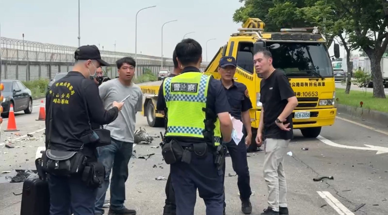 （右一）遊覽車駕駛還餘悸猶存。翻攝畫面