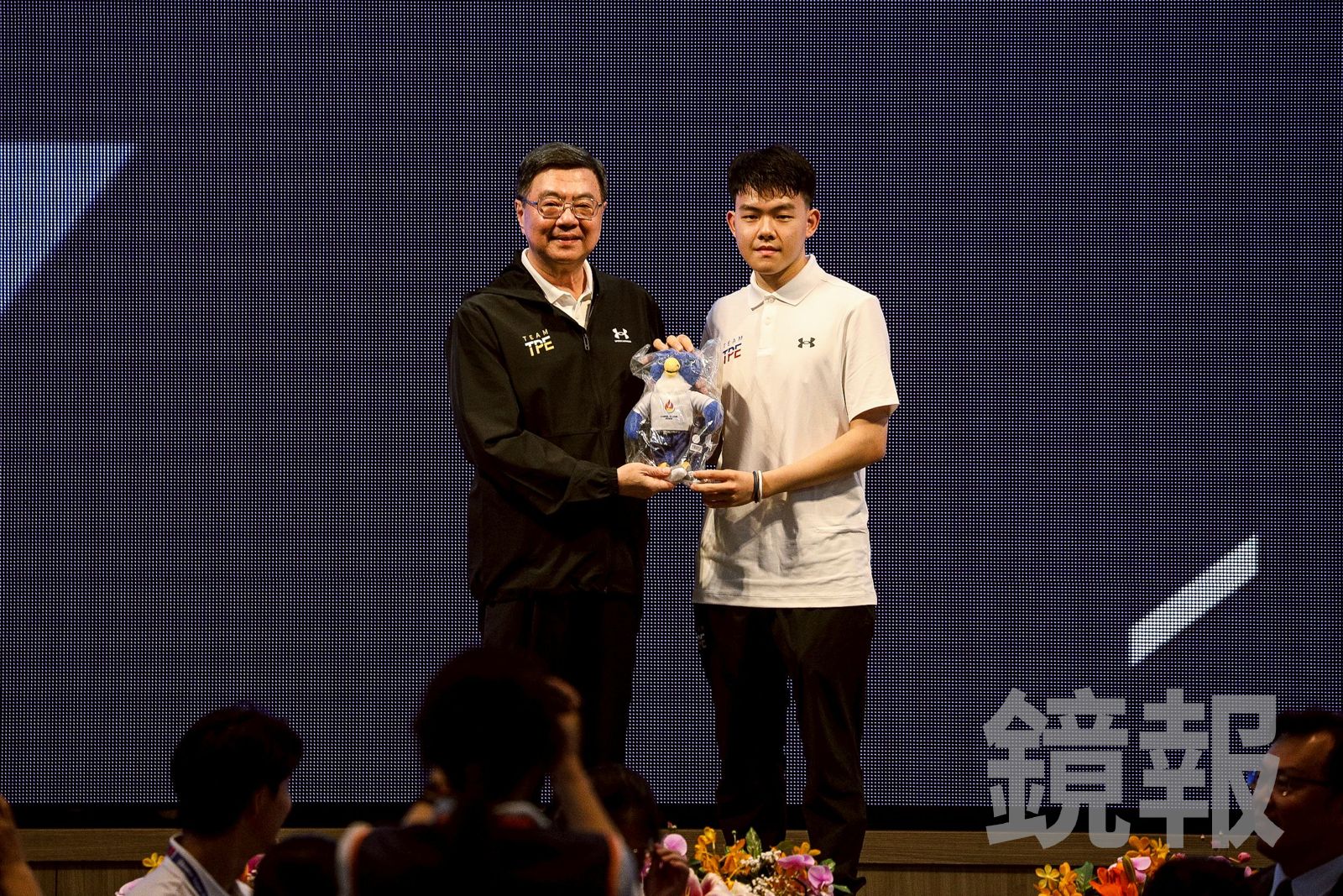 桌球男團金牌成員高承睿代表贈送卓榮泰世大運吉祥物。