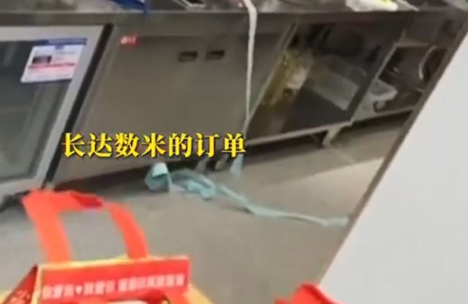 中國手搖飲店家爆單，女店員邊搖邊哭。圖／翻攝自微博