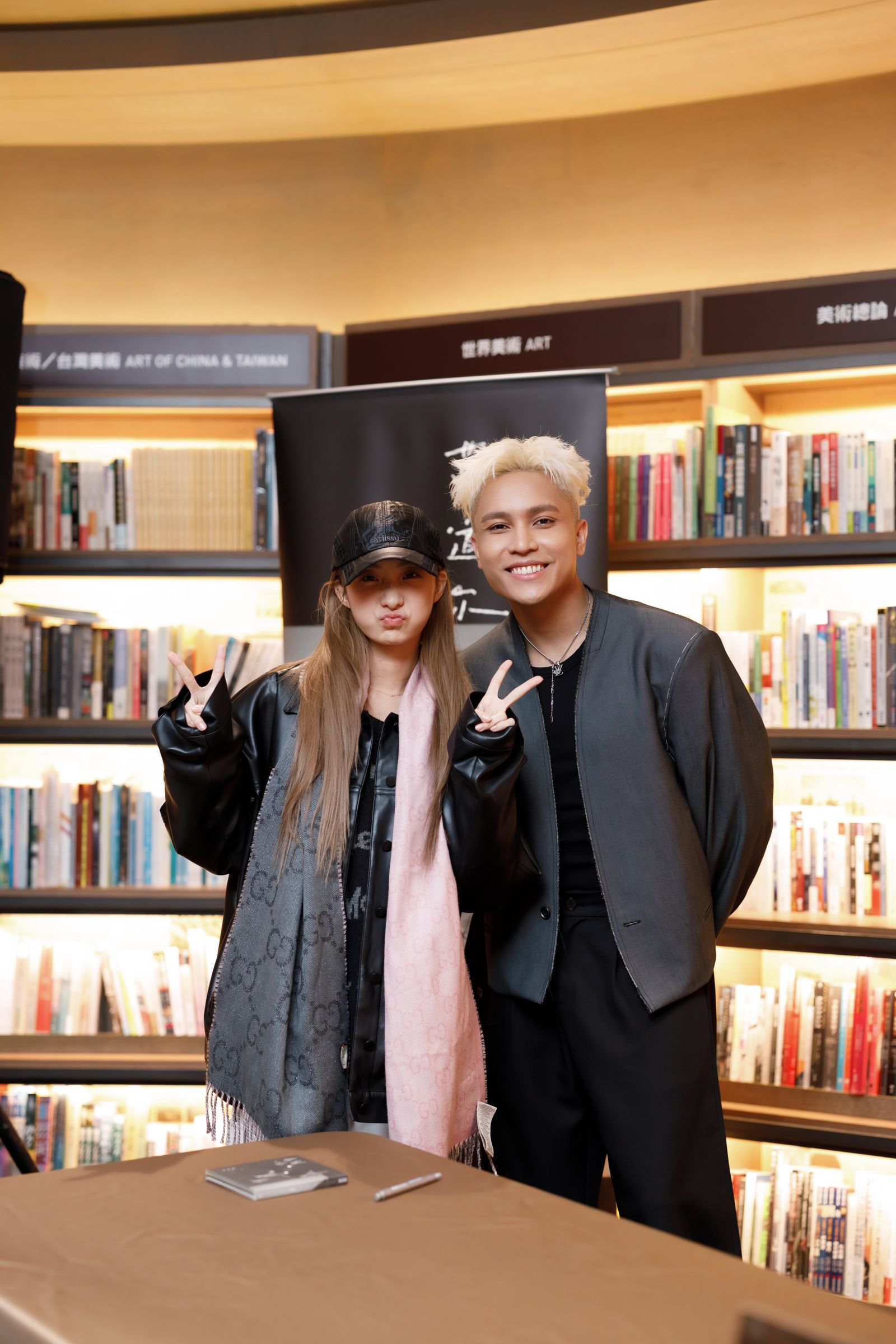 陳華（左）低調現身菲道爾簽售會現場。群石國際提供