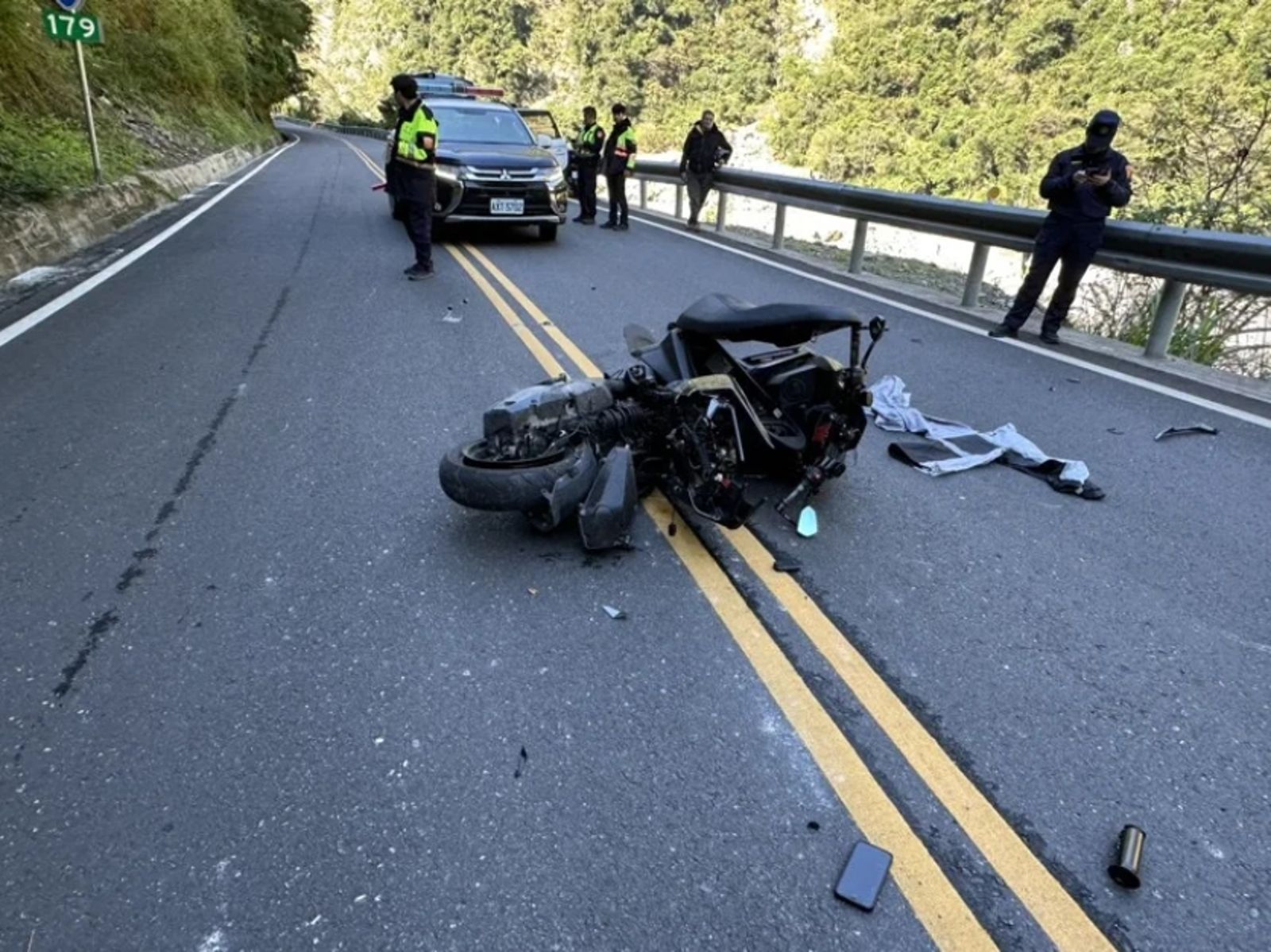 北宜、中橫連傳機車事故　騎士跨越雙黃線對撞命危、武嶺男大生墜谷不治