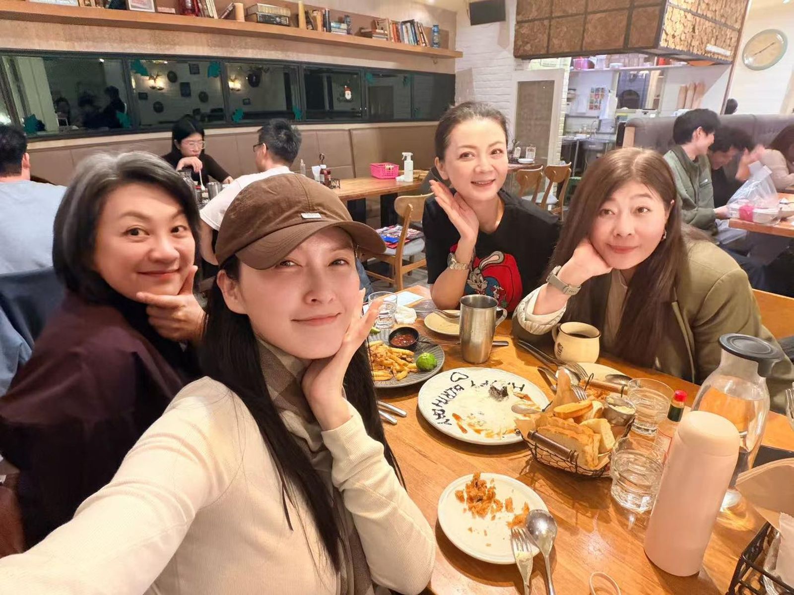 徐潔兒(左2)看不出已經47歲了。翻攝高欣欣 欣想事成俱樂部臉書