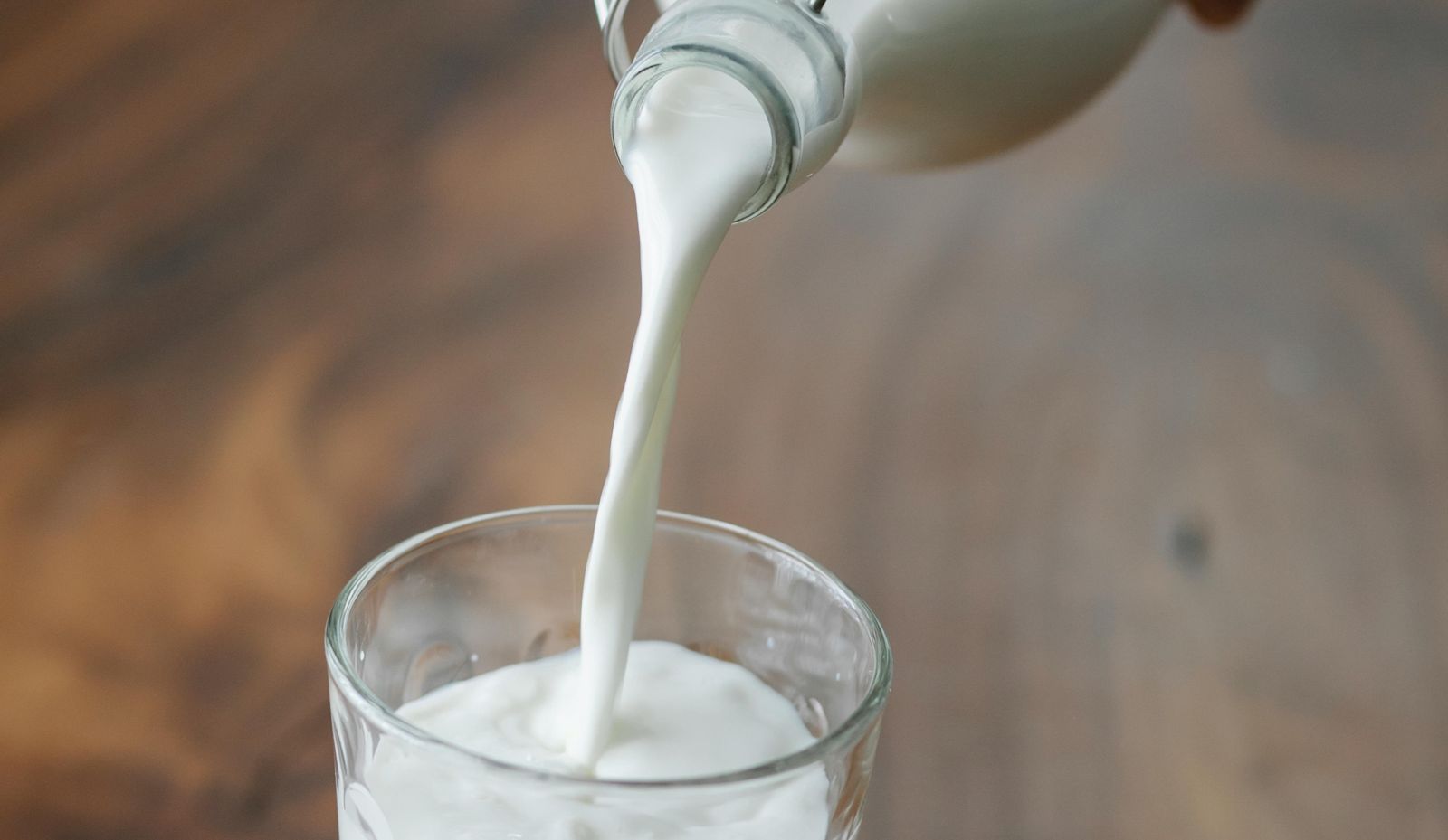 睡前喝牛奶害長不高？醫揭「正確喝法」：避免血糖飆升還變胖