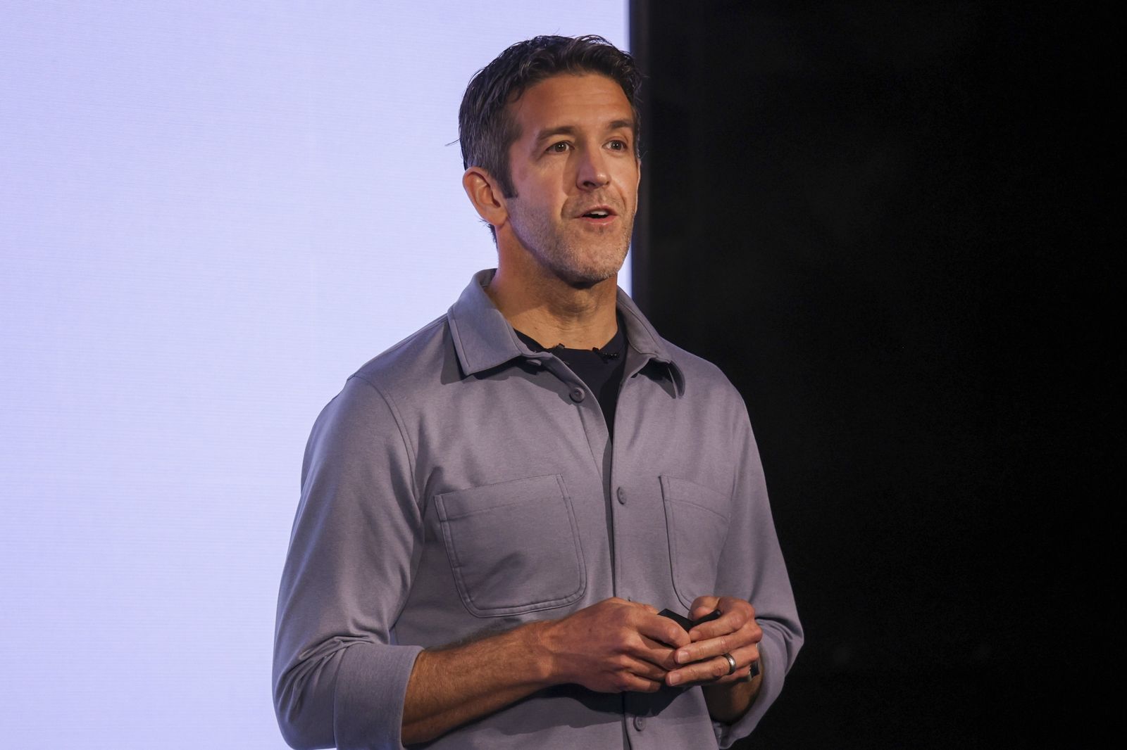 庫克卸任！iPhone傳迎「史上最大改版」　起底50歲新CEO特納斯：把賈伯斯夢想變現
