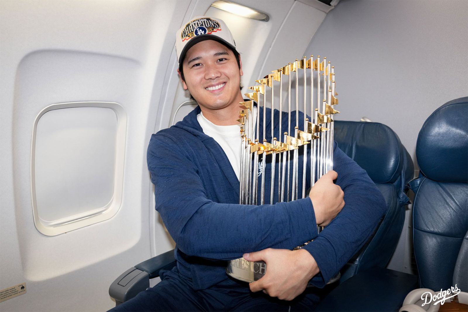 道奇凱旋專機返鄉!山本由伸抱獎盃熟睡 大谷笑開懷