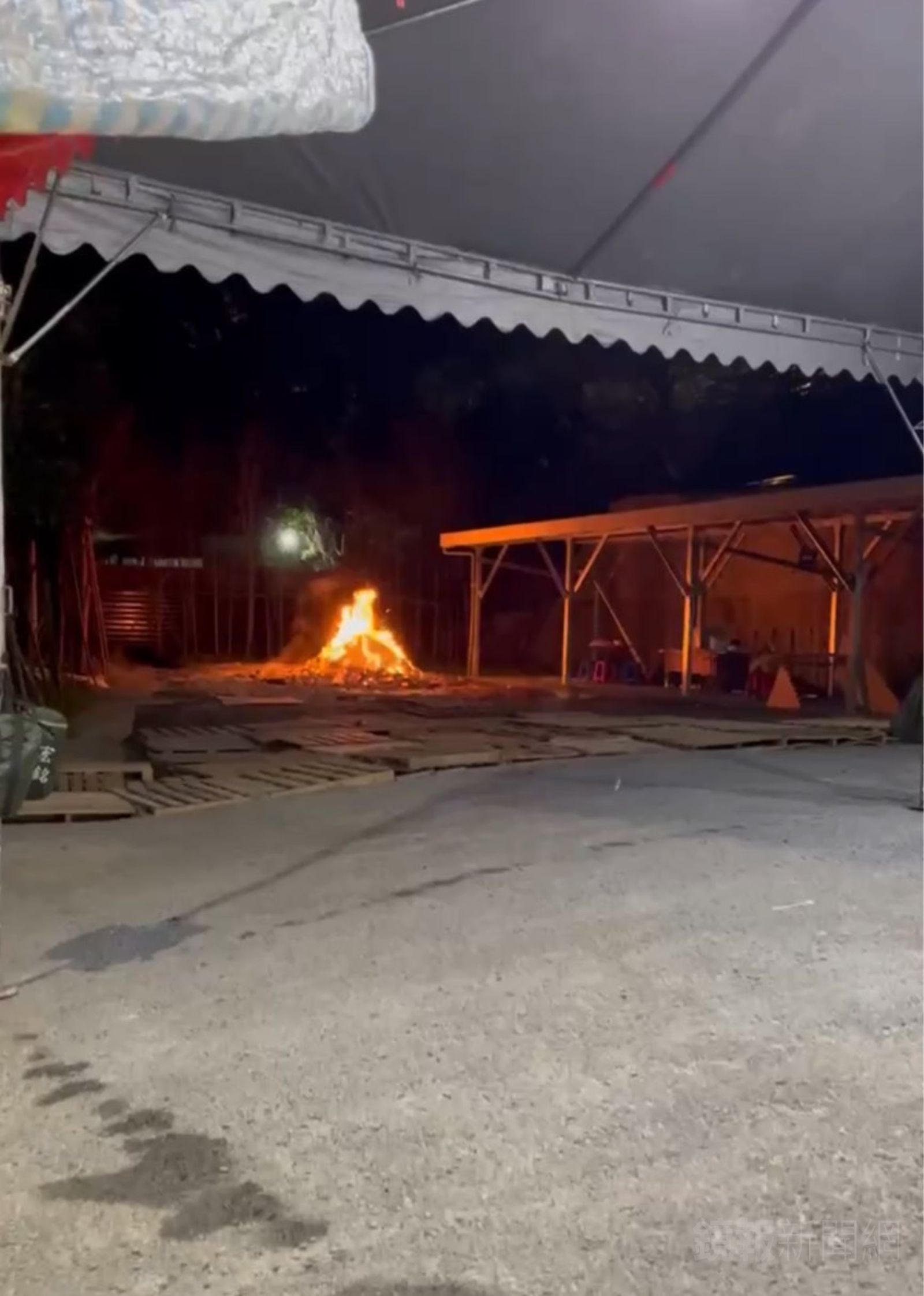 居民睡夢中被嗆醒,發現慈惠堂深夜十一點半仍露天燃燒大量金紙。讀者提供