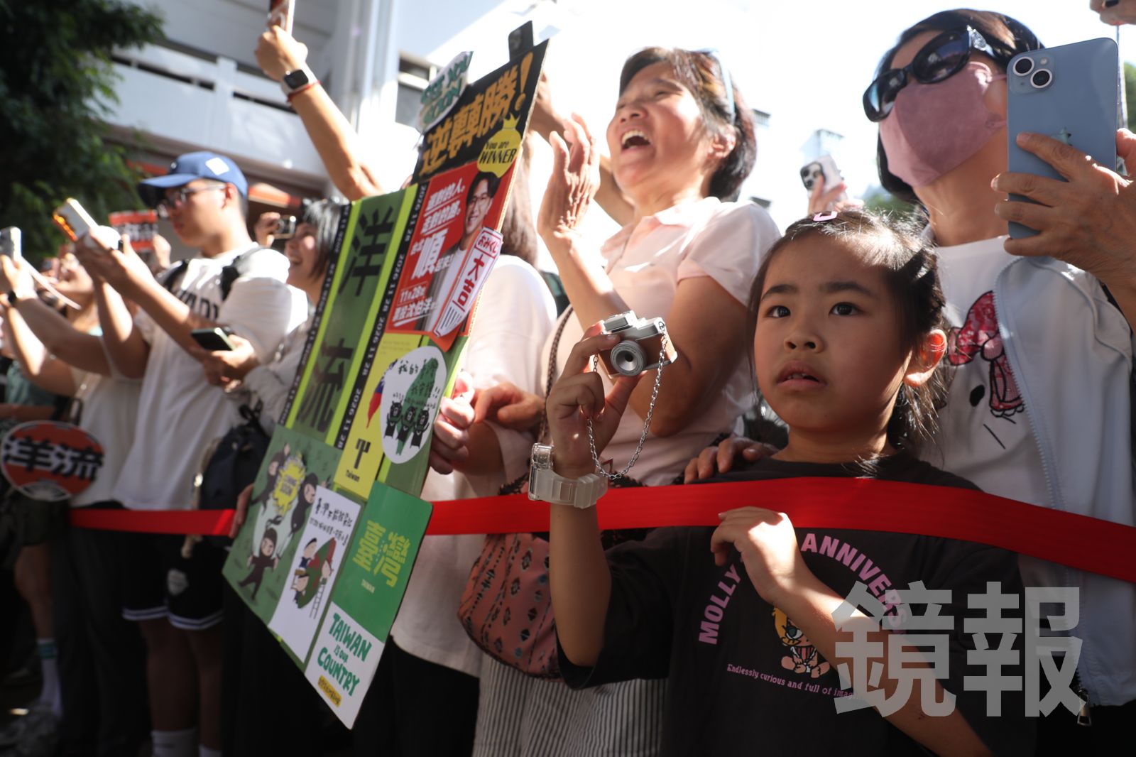 家長帶小朋友來到元保宮,迎接民進黨台北市長參選人沈伯洋。圖/攝影林煒凱