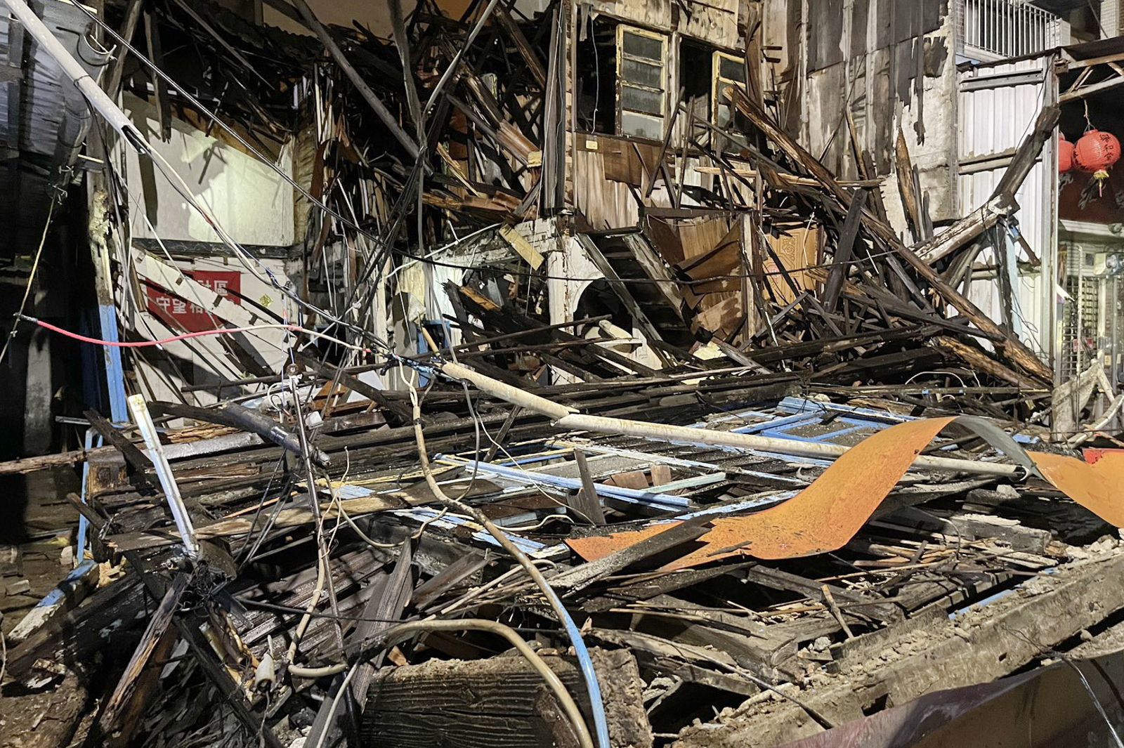半夜「轟」一聲整棟沒了!彰化老屋遭颱風吹垮 扯斷電線狂噴火光驚醒整條巷