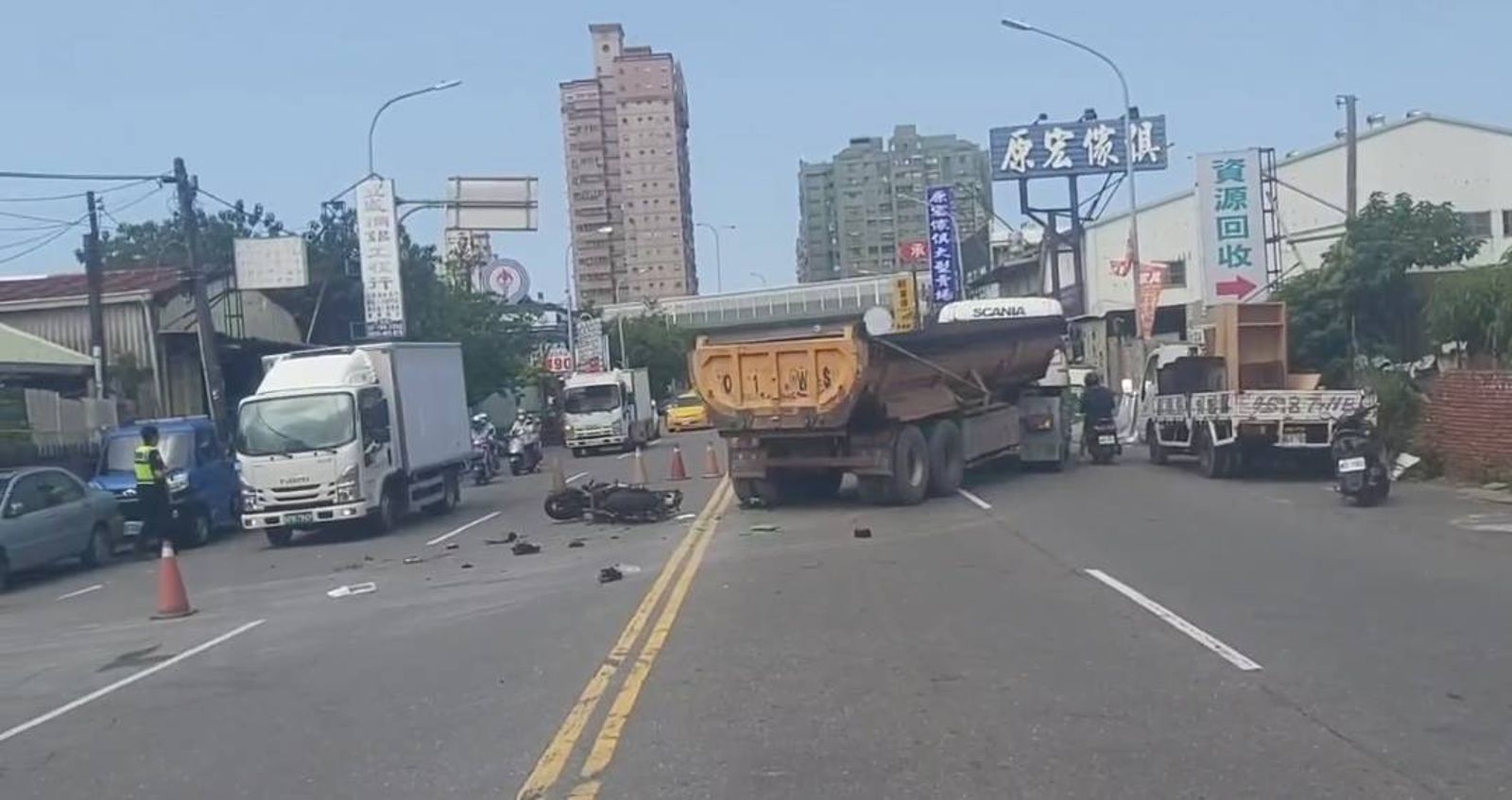 雙黃線冒出巨獸奪命!鳳山砂石車酒駕違規左轉 重機騎士「煞不住」衝進輪下慘死