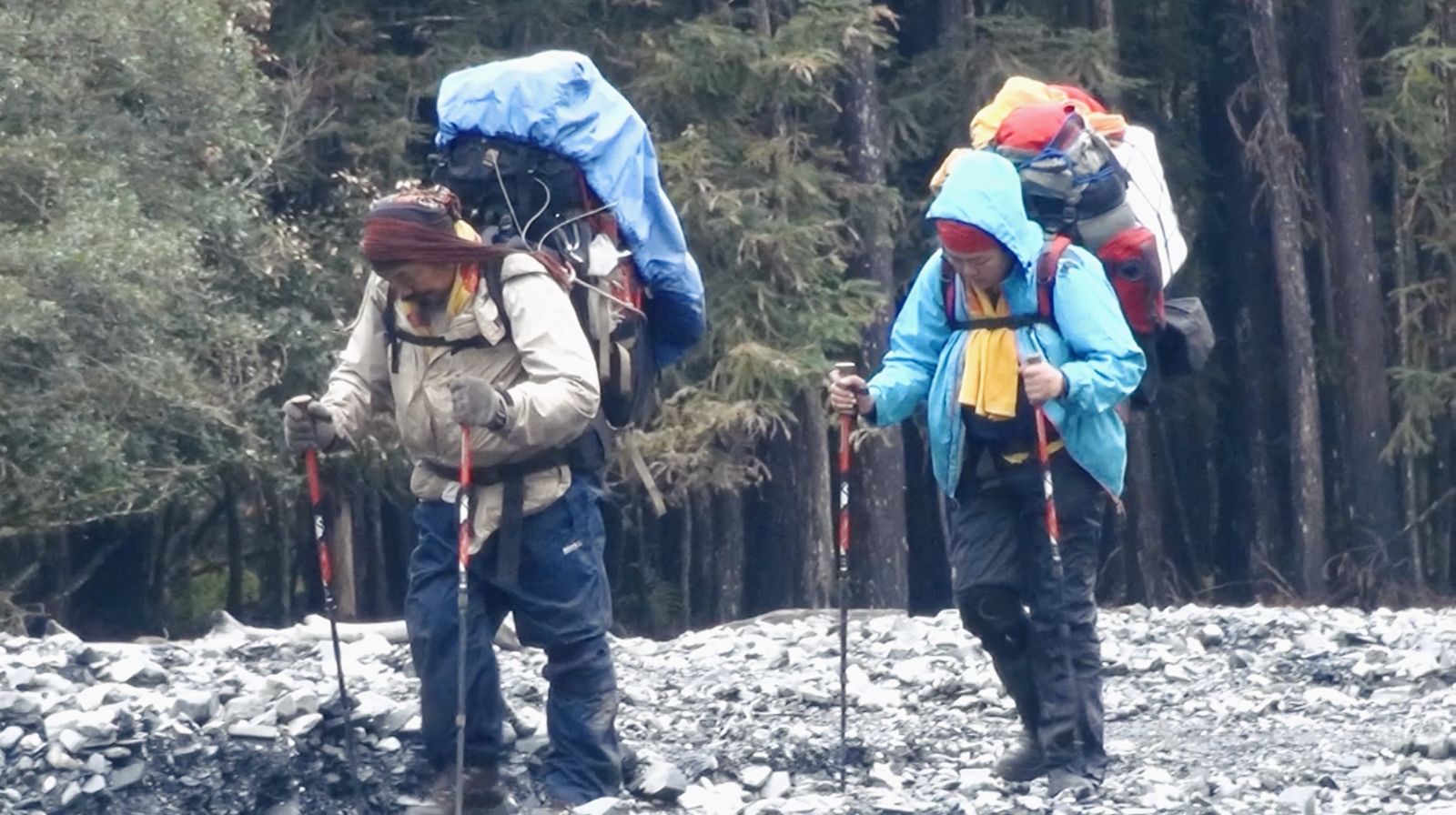 巴奈背著39公斤的行囊上路,由於返回內本鹿的路線,許多地段並沒有既定道路,需要以各種姿勢前進,巴奈希望自己能斷捨離把行李減少到15公斤。巴奈提供