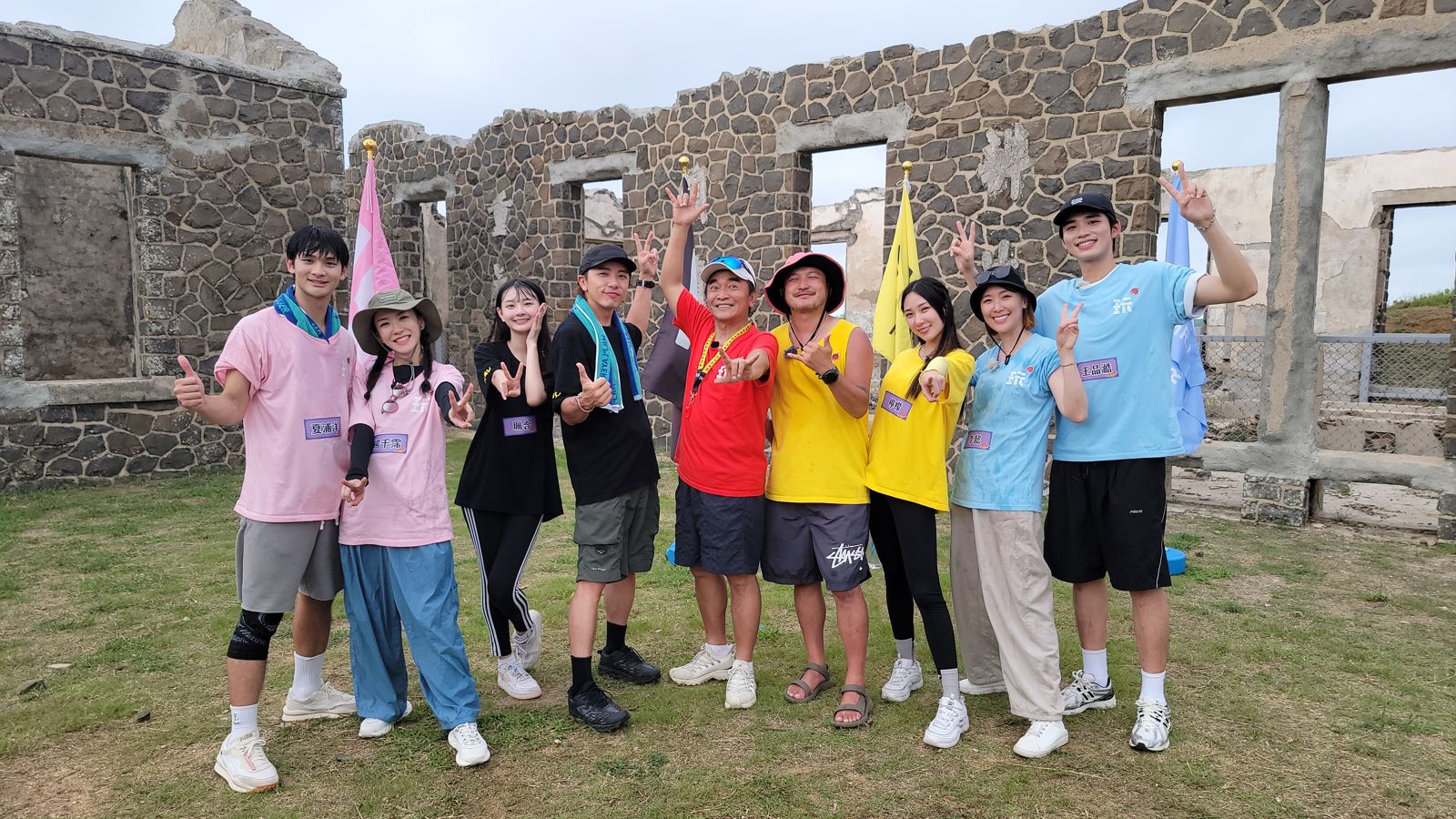 夏浦洋（左起）、楊千霈、珮含、坤達、吳宗憲、KID、檸檬、李懿、王品澔。綜藝玩很大提供