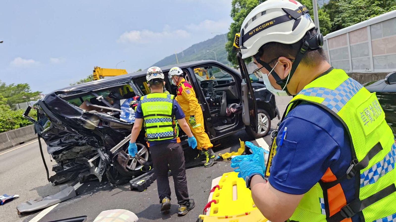 警消搶救受困車內的傷者。民眾提供