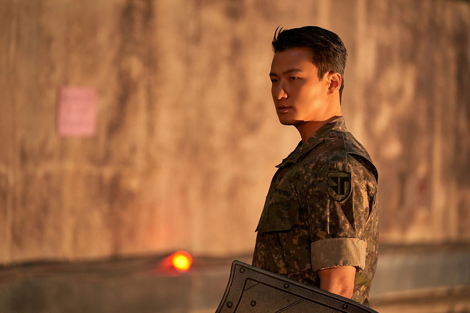 申承浩在《全知讀者視角》穿著軍服超man登場。資料照/采昌提供