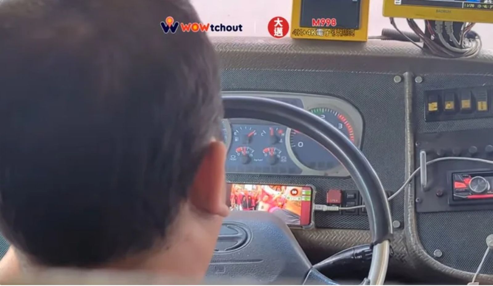玩命關頭！客運司機方向盤上嗑片看媽祖遶境　警開罰將「從嚴認定」