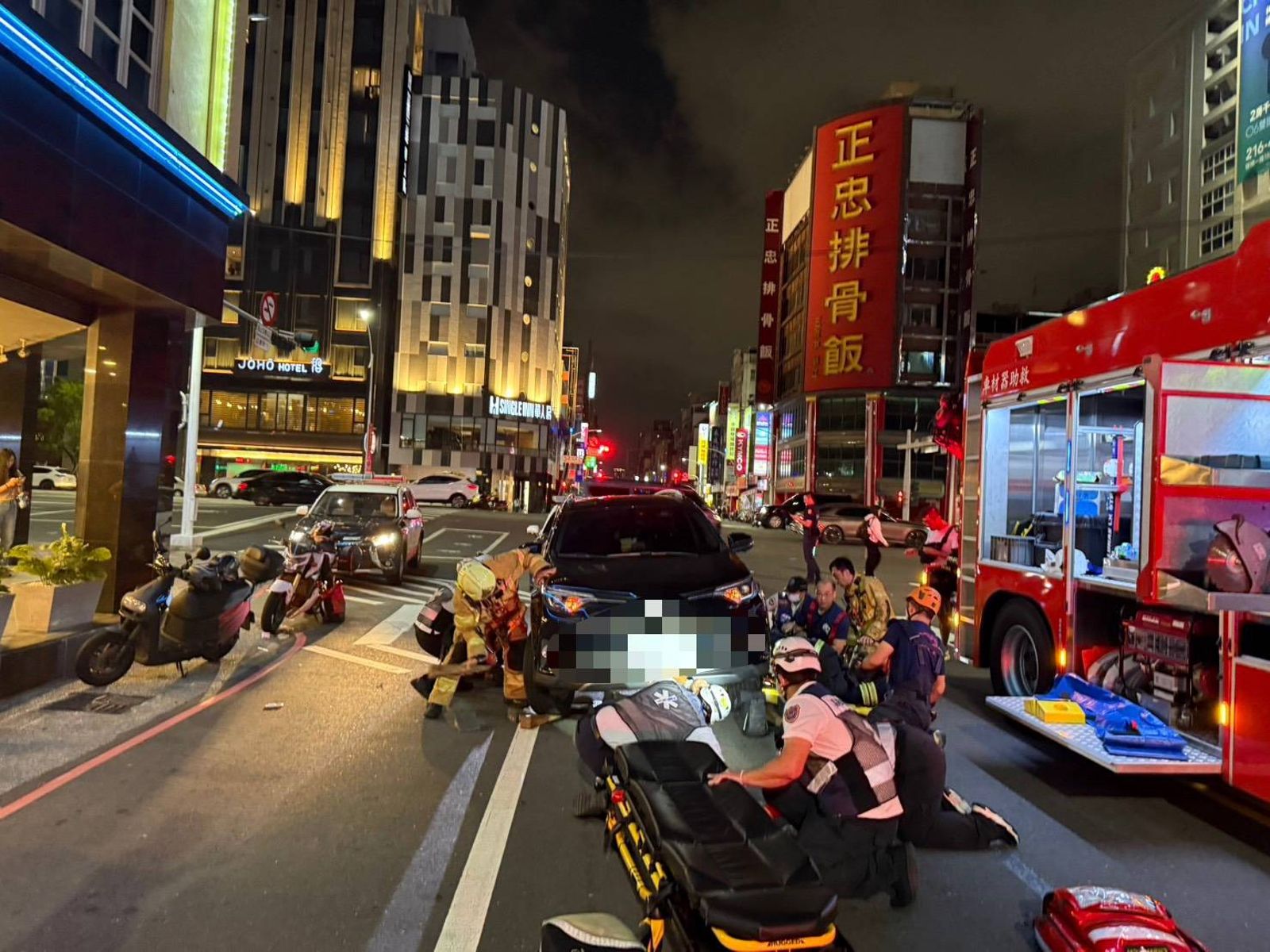 男疑醉倒高市鬧區馬路上遭車輾過　警消到場驚見他卡在車底送醫不治