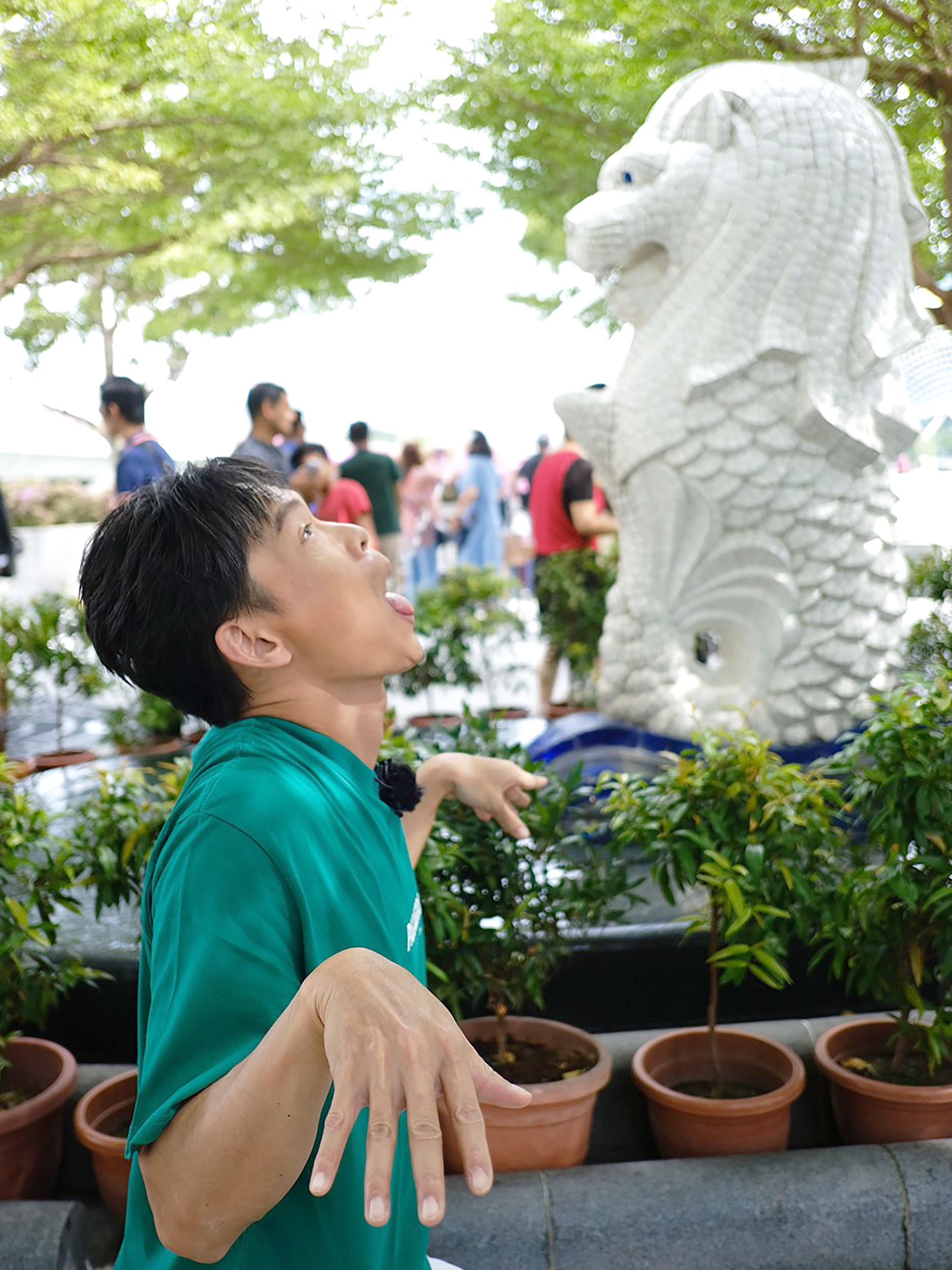 黃鐙輝與在地景點逗趣拍照。公視台語台提供