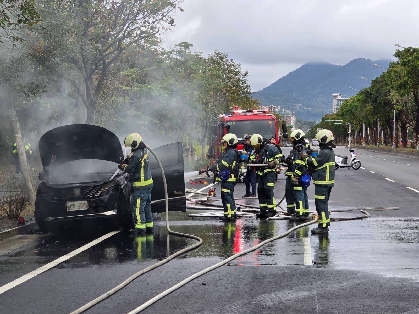 北投洲美快速道路驚傳火燒車!濃煙狂竄包圍車身 駕駛棄車逃生