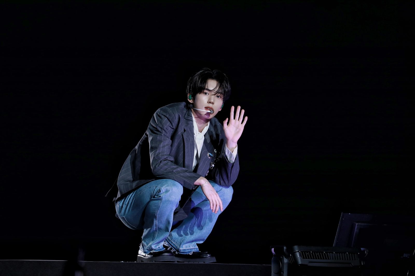 韓維辰今雖身體不適仍敬業唱跳，並對台灣歌迷說：「謝謝你們等我們！」讀者提供