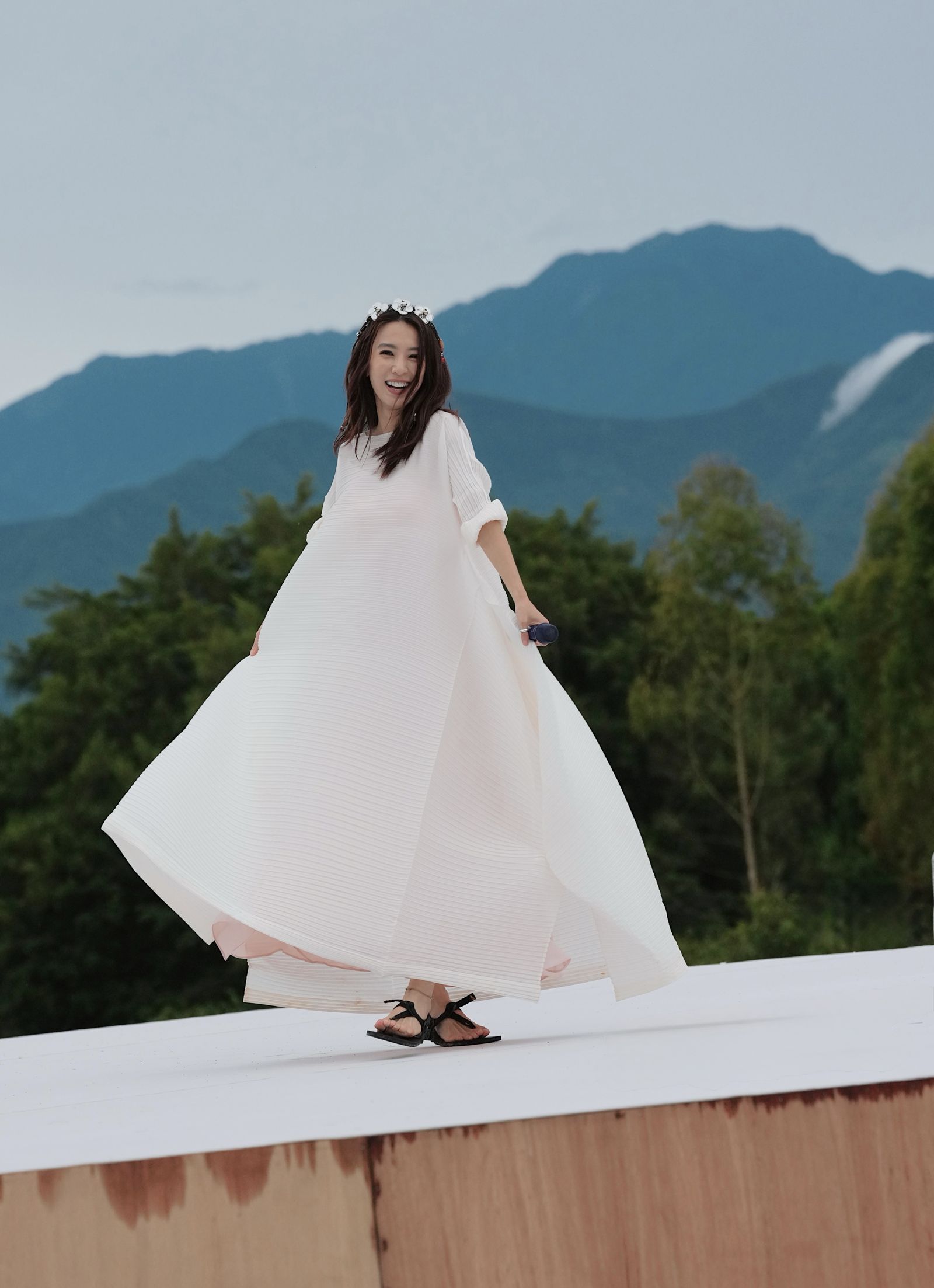 田馥甄Cover方大同〈才二十三〉，回憶起23歲是S.H.E的Hebe，很幸福有兩個姊妹陪伴，卻自嘲當時是「躲在行李箱裡面」！何樂音樂提供