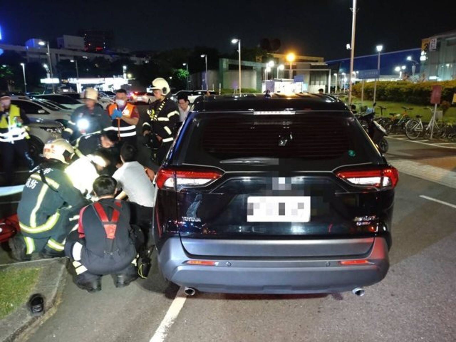 松山機場出入口奪命瞬間!6旬男遭撞捲車底 警消搶救仍不治