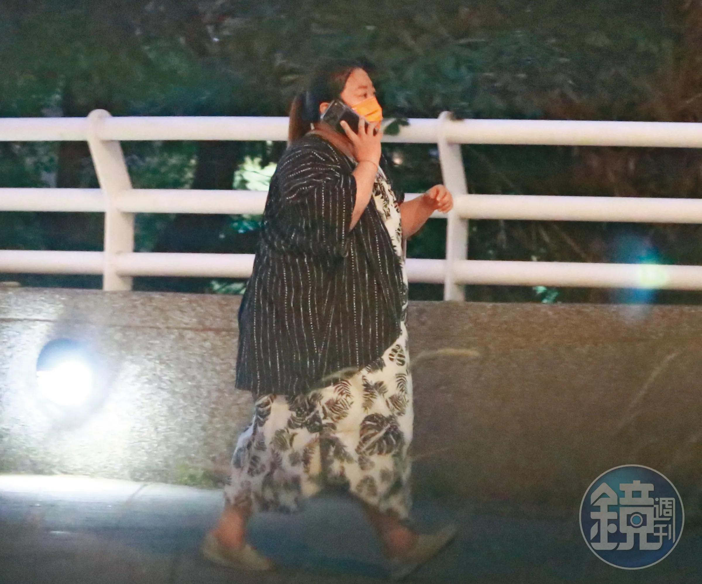 蘿拉跟和老闆娘會合一起去看球賽。翻攝鏡週刊