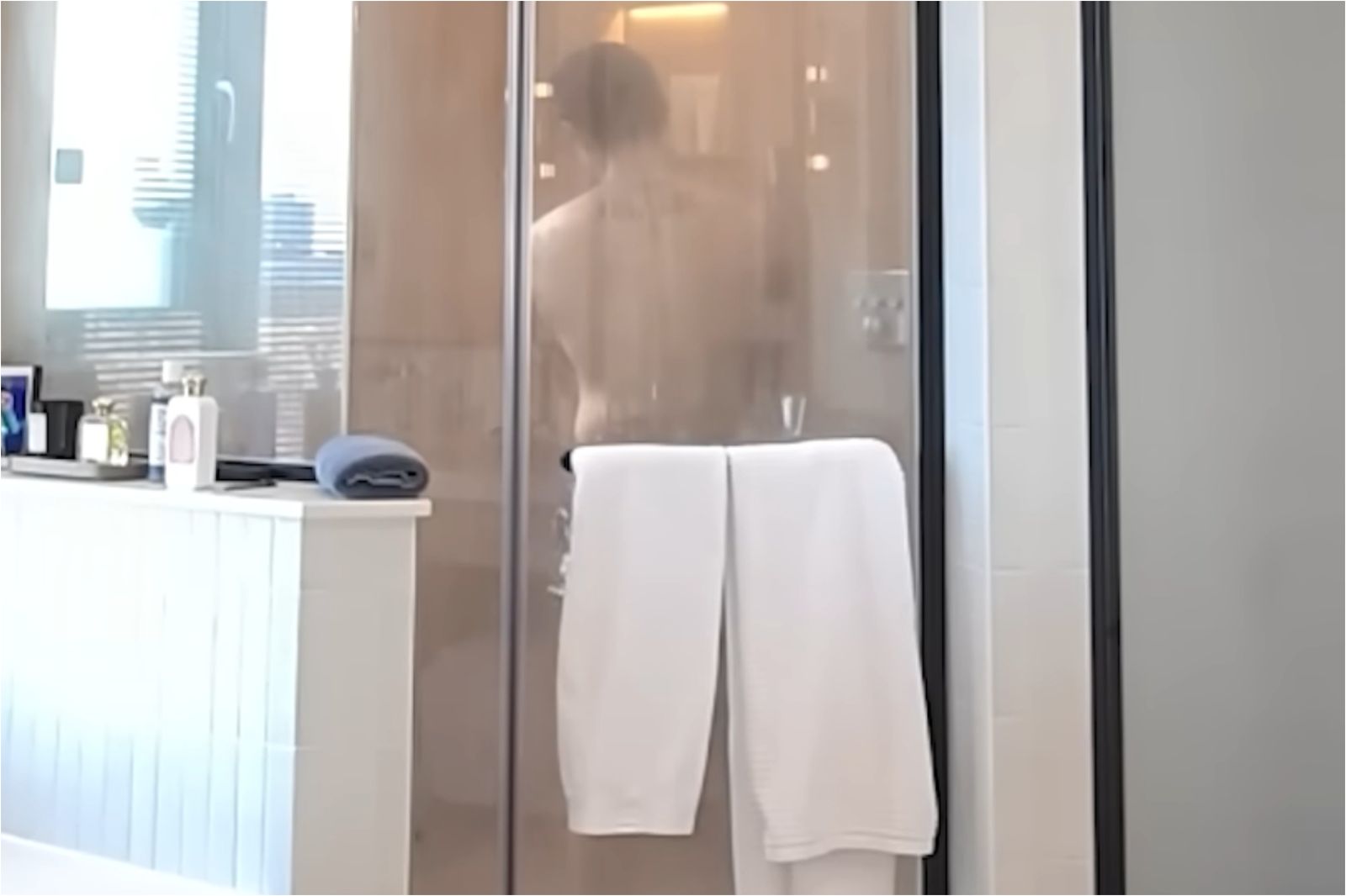 男星全裸洗澡影片曝！　堅持一定要洗「這個部位」：不洗的話跟動物一樣