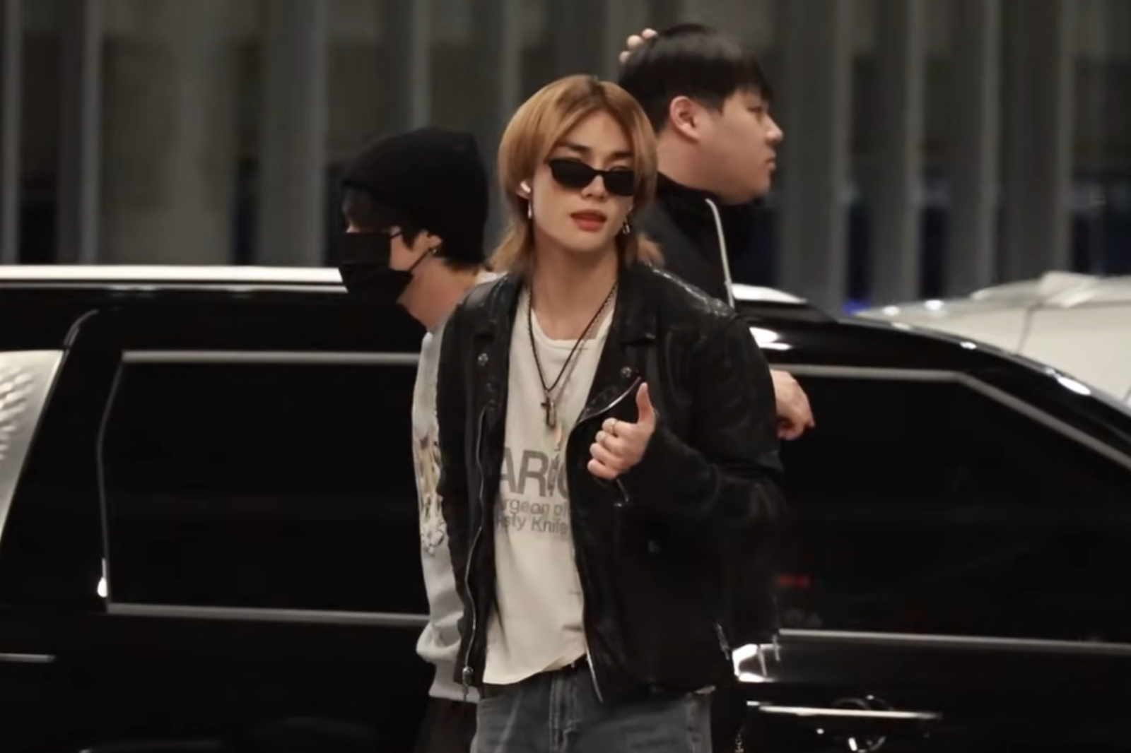 Stray Kids鉉辰在機場比讚。翻攝YT@starplus6182