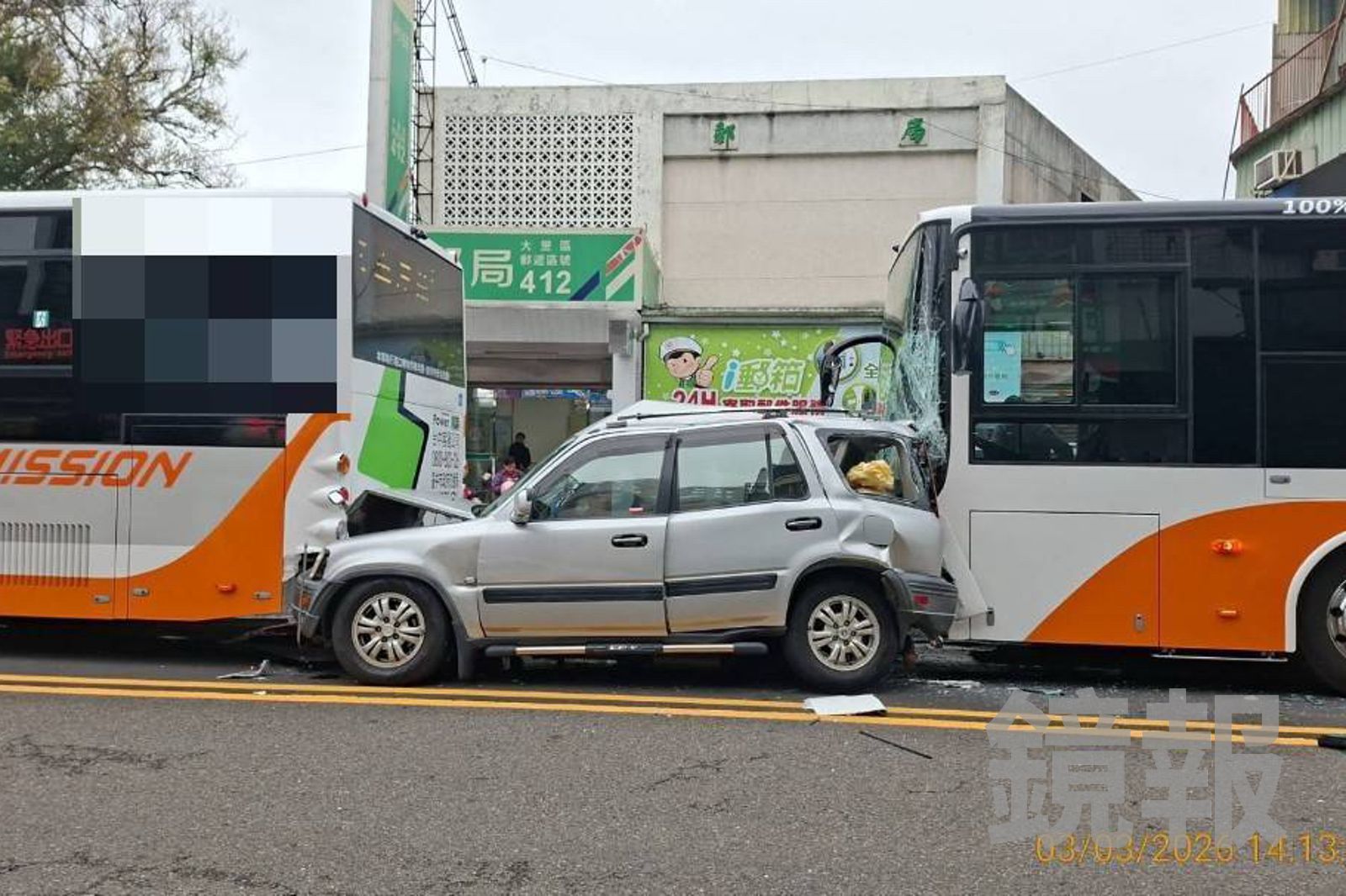 轎車遭公車追撞「前後夾擊」 車頭車尾嚴重凹陷如夾心餅乾