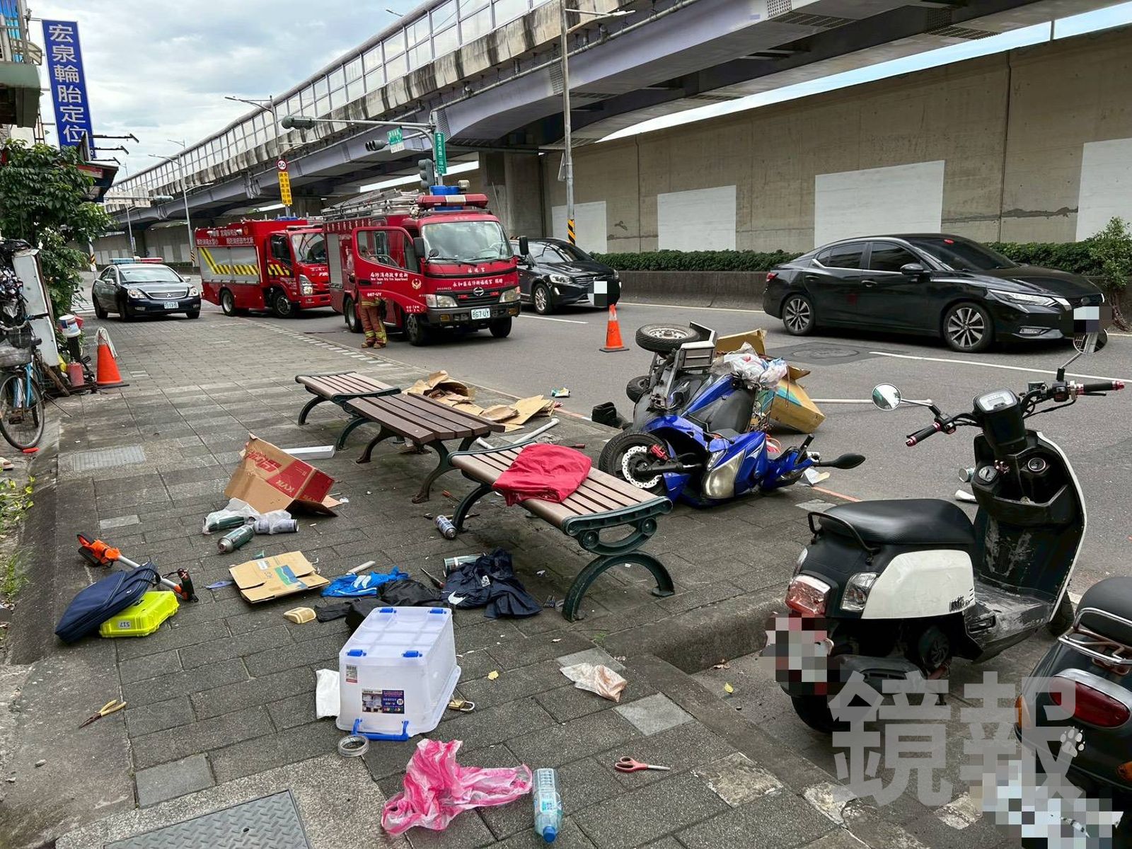 王男遭追撞，機車也翻倒在地。警方提供