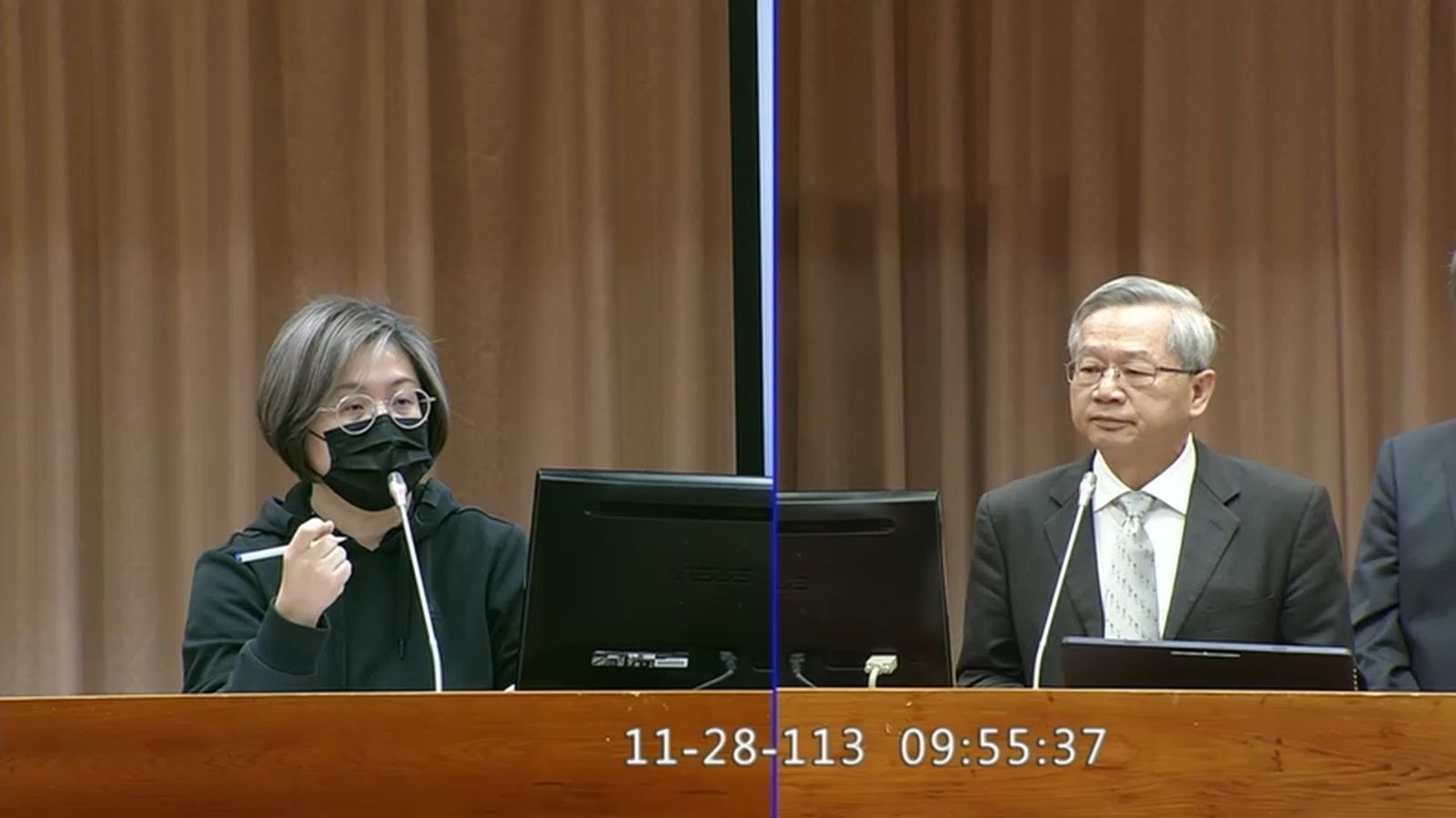陳培瑜在質詢上播放周台英飆罵簡奇陞的錄音。圖／翻攝自立法院官網